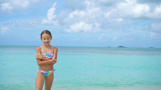 海滩上可爱的小女孩快乐的孩子享受暑假视频的预览图