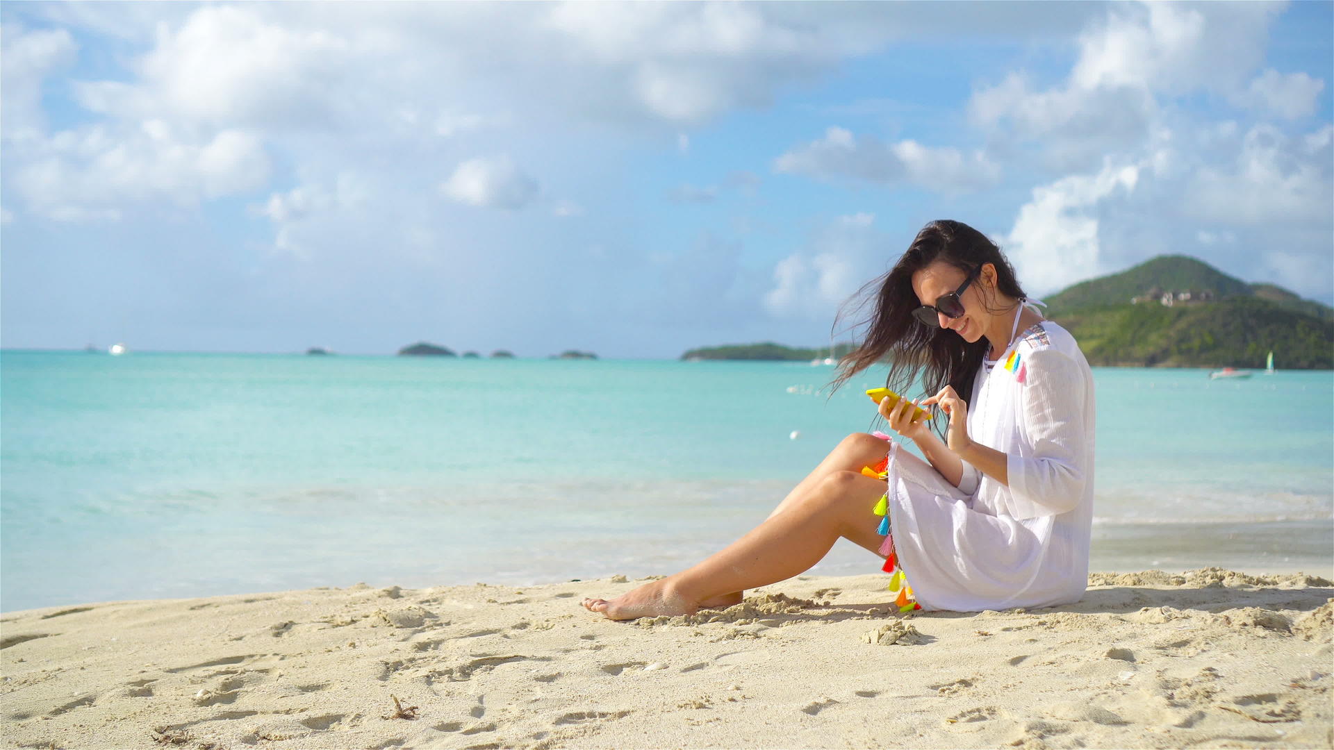拥有智能手机的年轻女性在热带海滩度假视频的预览图