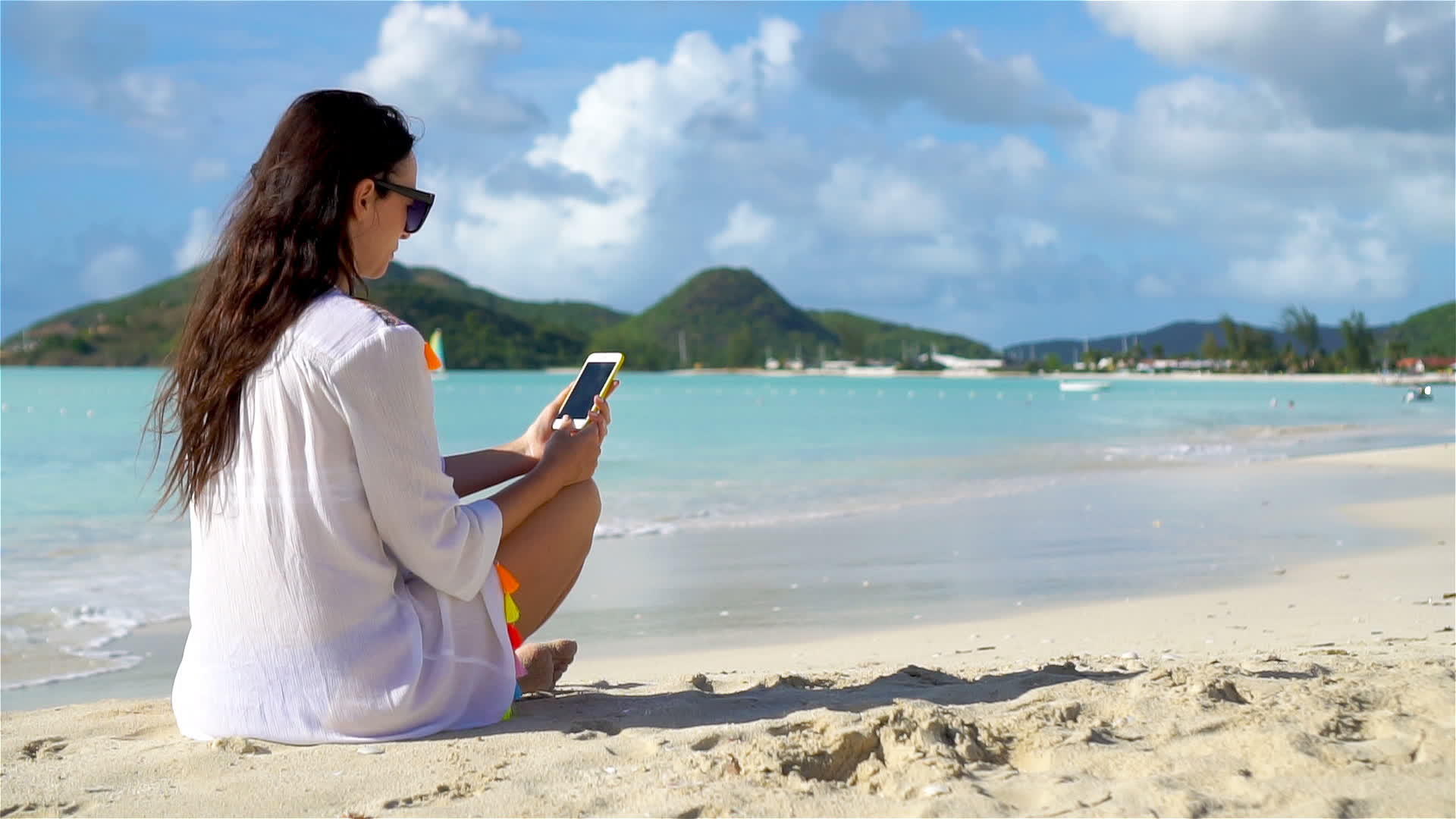 热带海滩加勒比岛上有电话的年轻女孩有手机海滩上的漂亮女孩视频的预览图