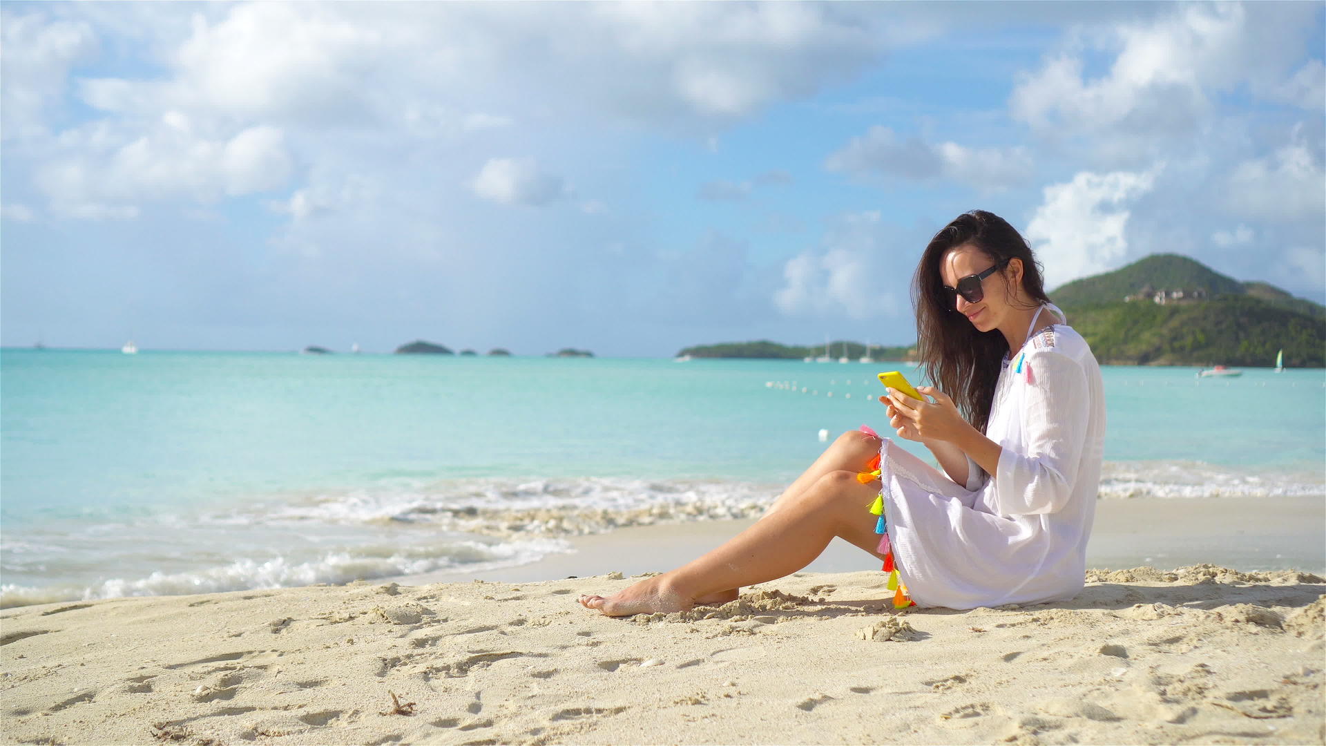 年轻女性在热带沙滩度假时拥有智能手机海滩上有漂亮的女孩视频的预览图