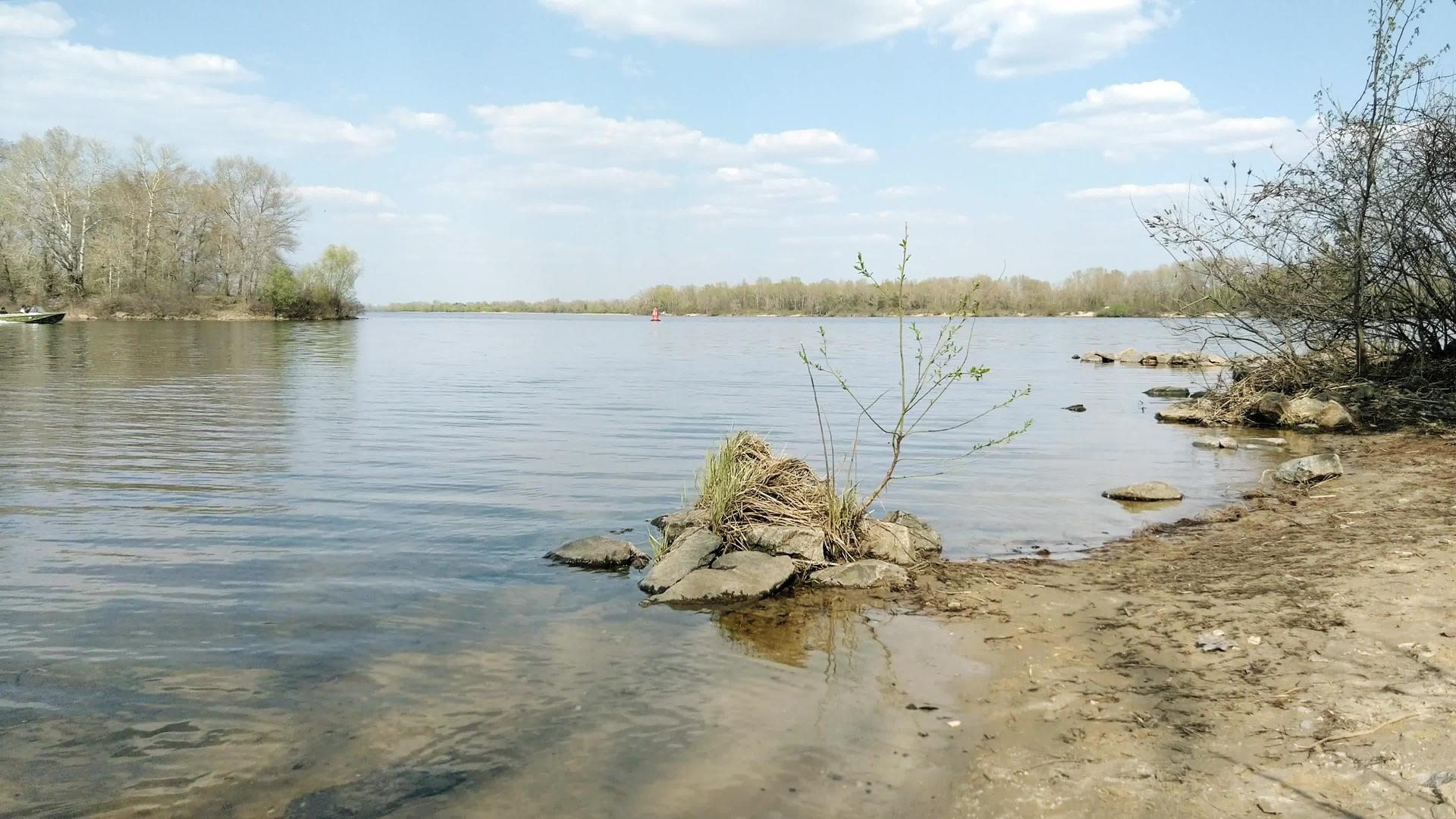 白天在丹尼珀河的泉水中视频的预览图