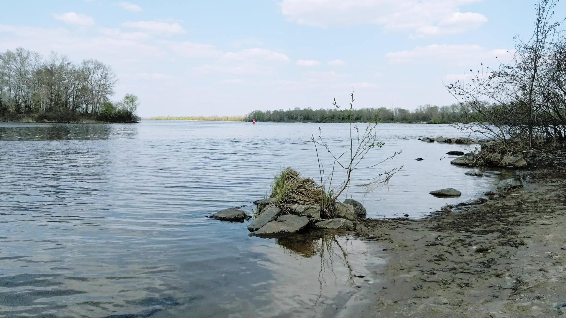 白天在基辅丹尼珀河上视频的预览图