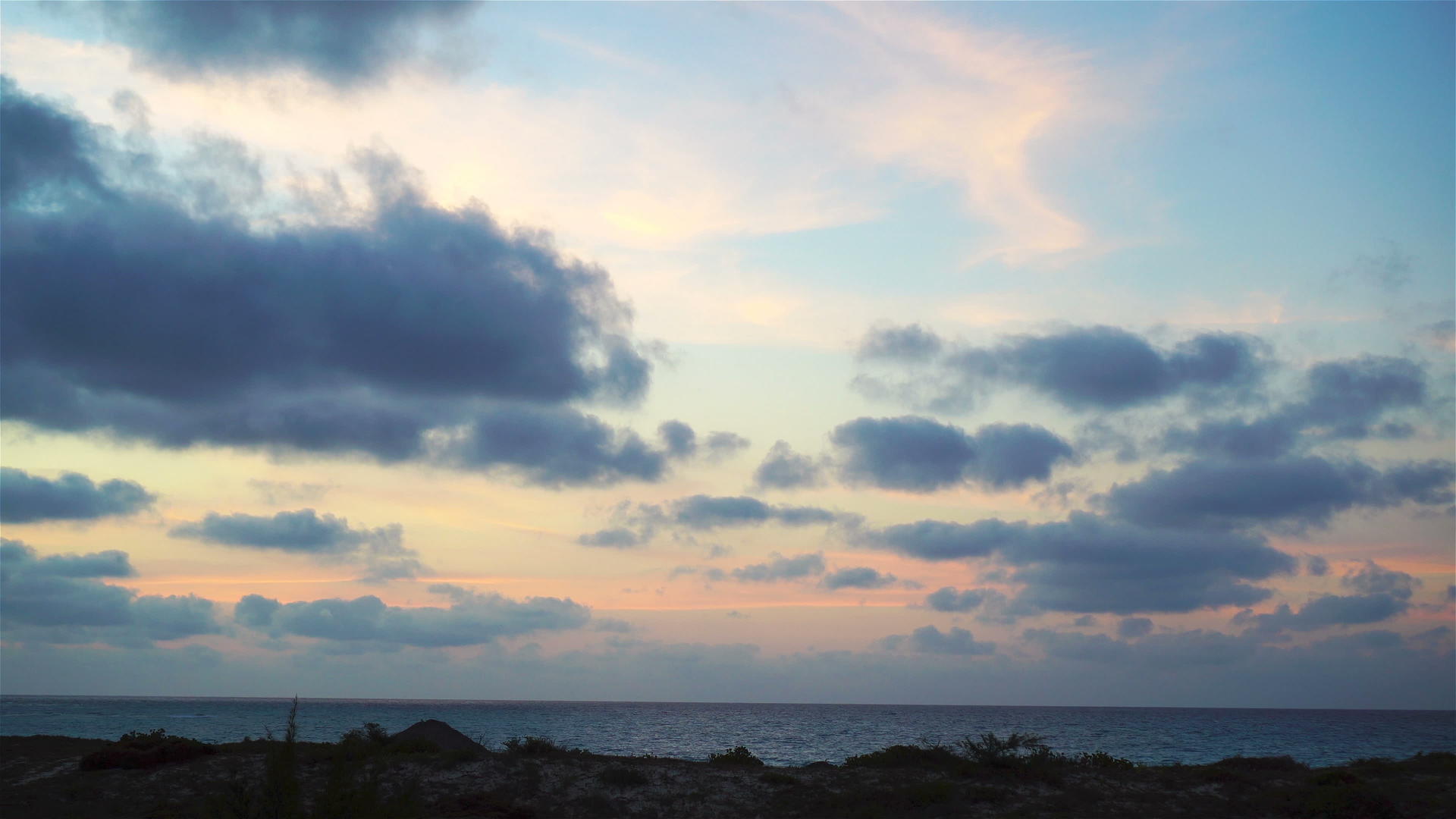 海边和海滩的蓝色粉色和红色日落视频的预览图