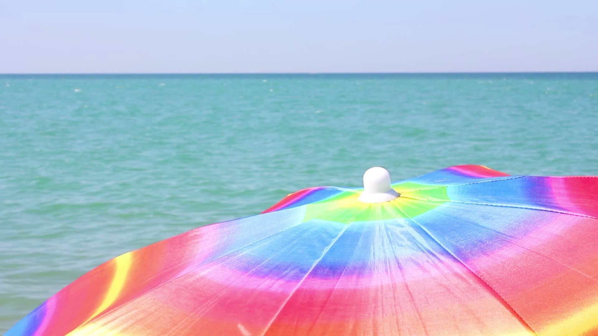 海滩雨伞视频的预览图