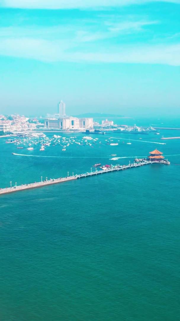 航拍青岛市南栈桥回澜阁旅游海岸帆船视频的预览图
