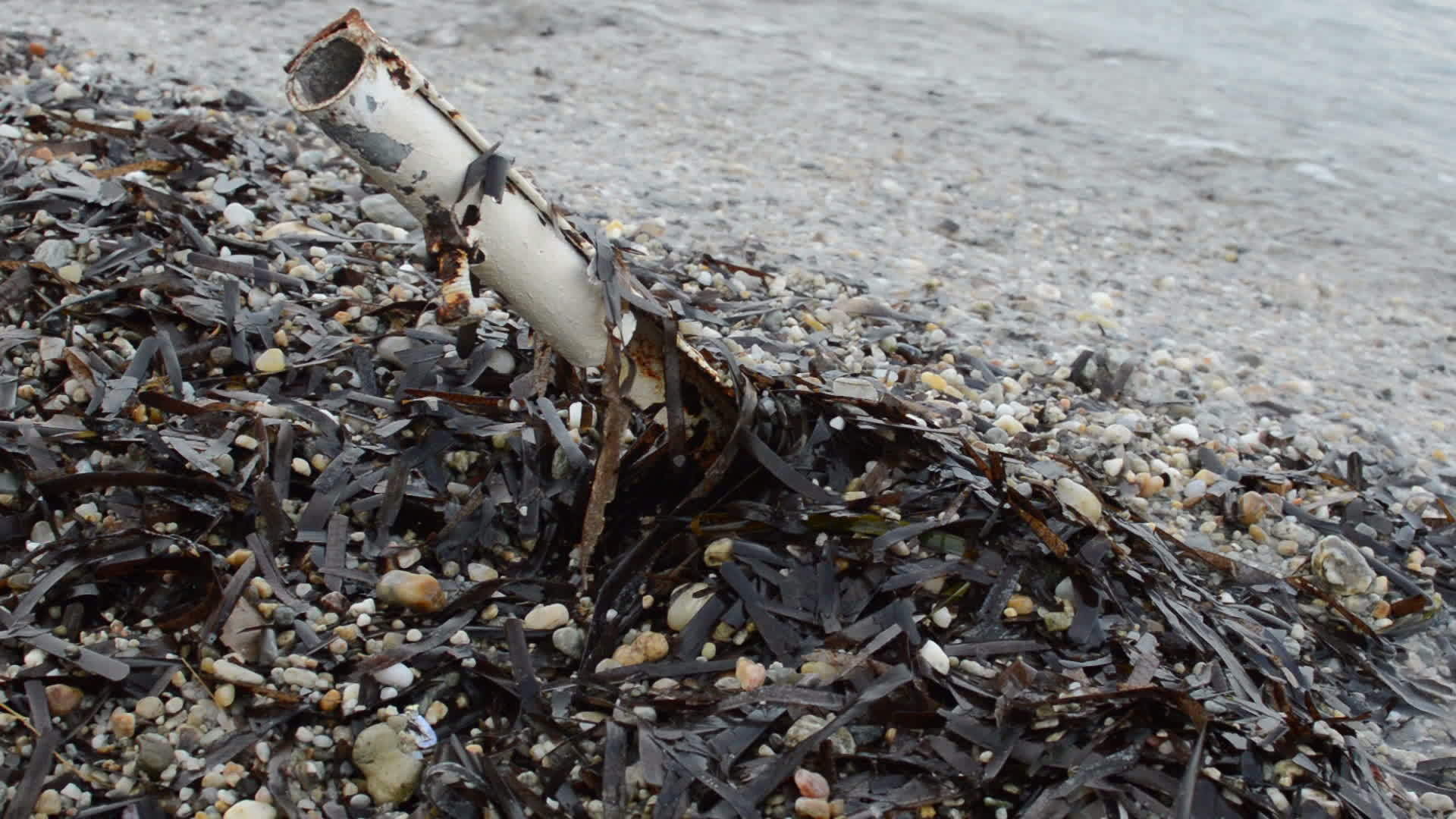 在海滩上晒太阳伞的生锈持有者视频的预览图