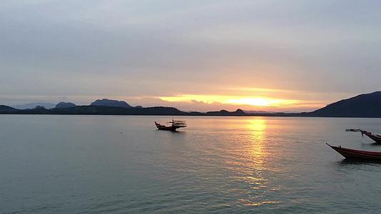 青春省位于泰国港湾KhohPitak美丽的海边日落视频的预览图