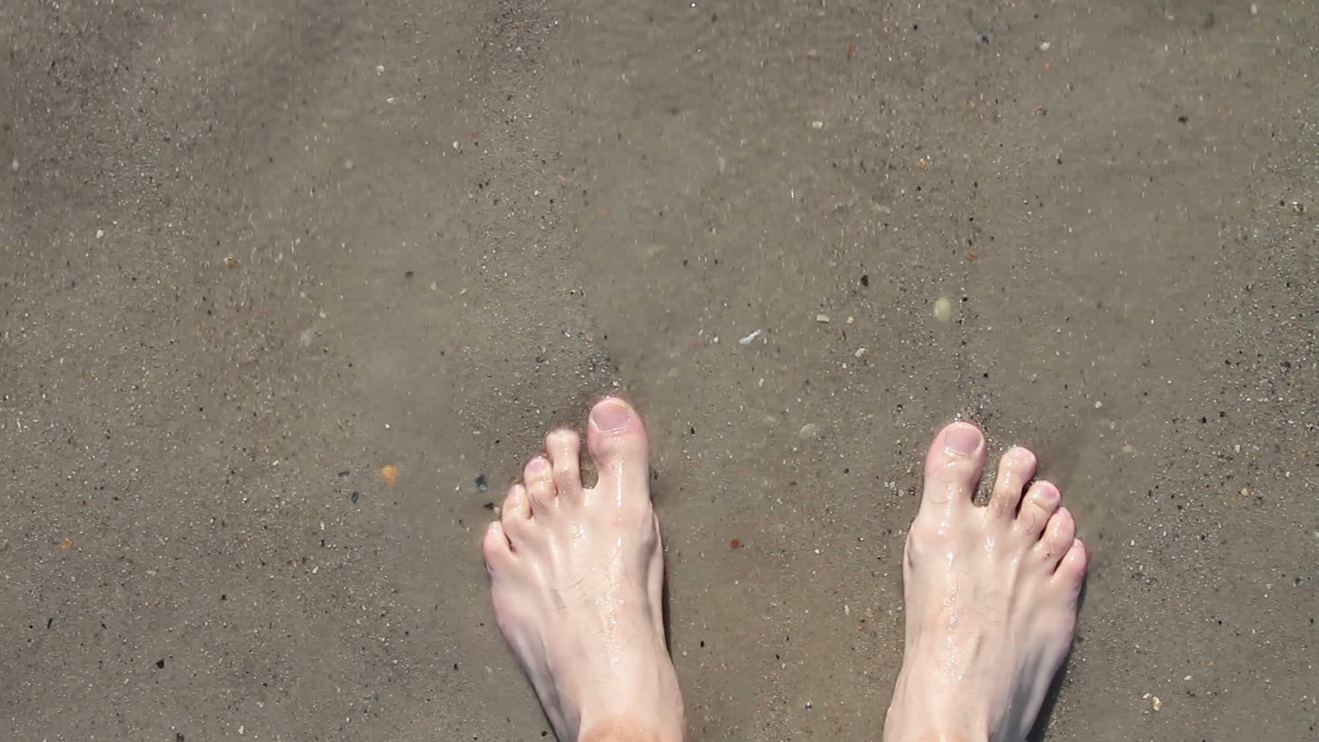 赤脚冲洗海浪视频的预览图