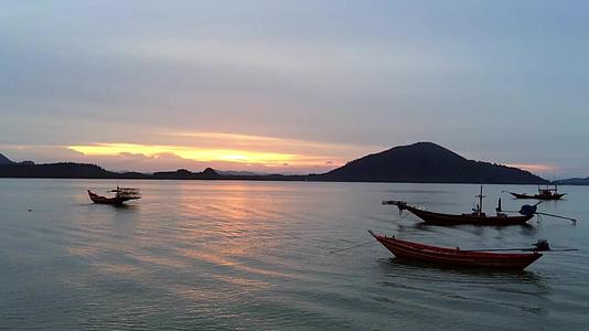 青春省位于泰国港湾KhohPitak美丽的海边日落视频的预览图