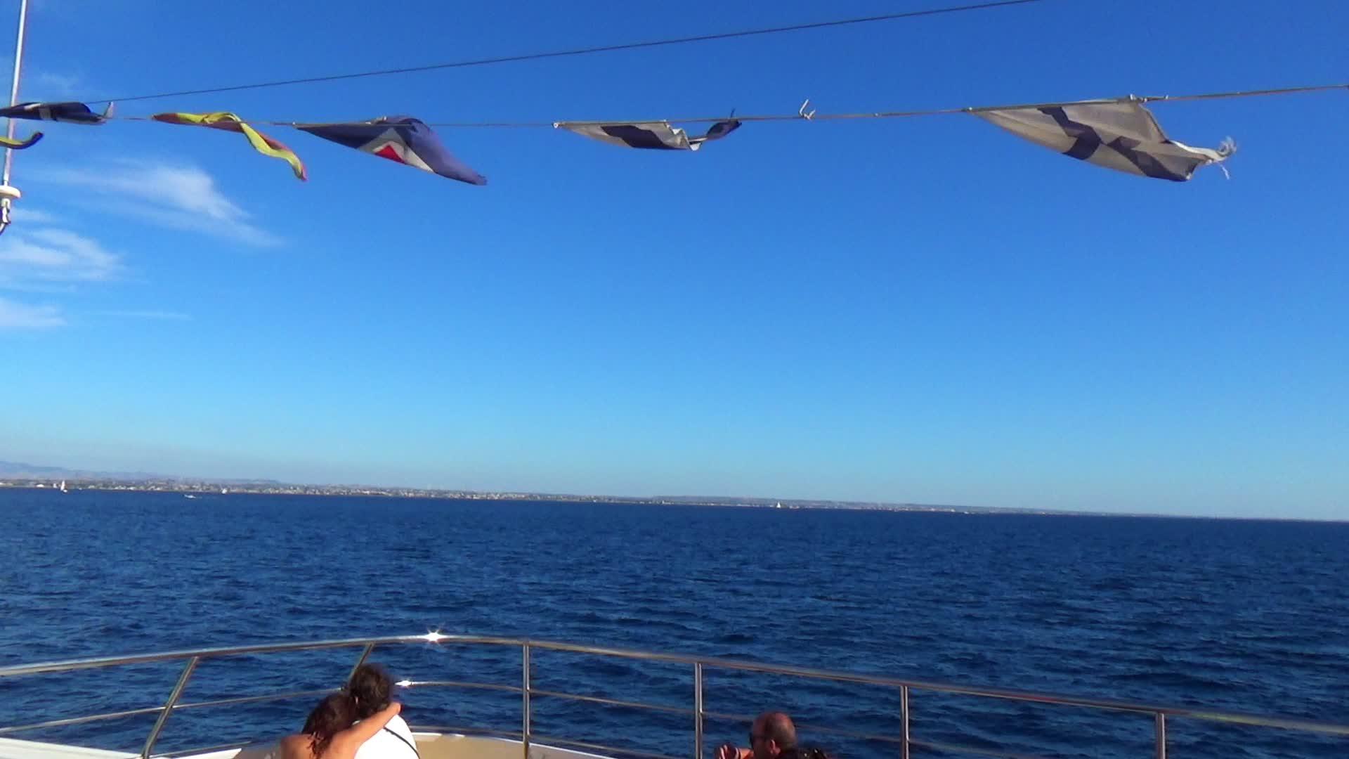 在西西里海岸的渡船上航行视频的预览图