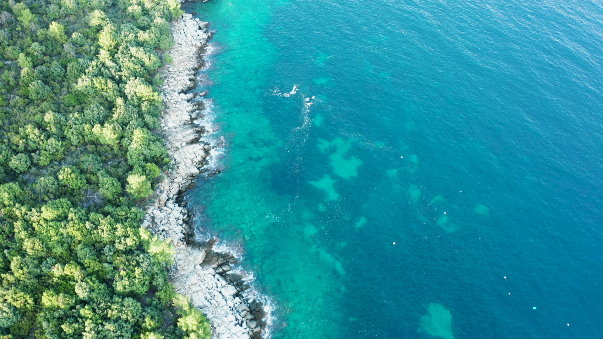 无人驾驶飞机沿着岩石海岸线冲进海岸线视频的预览图