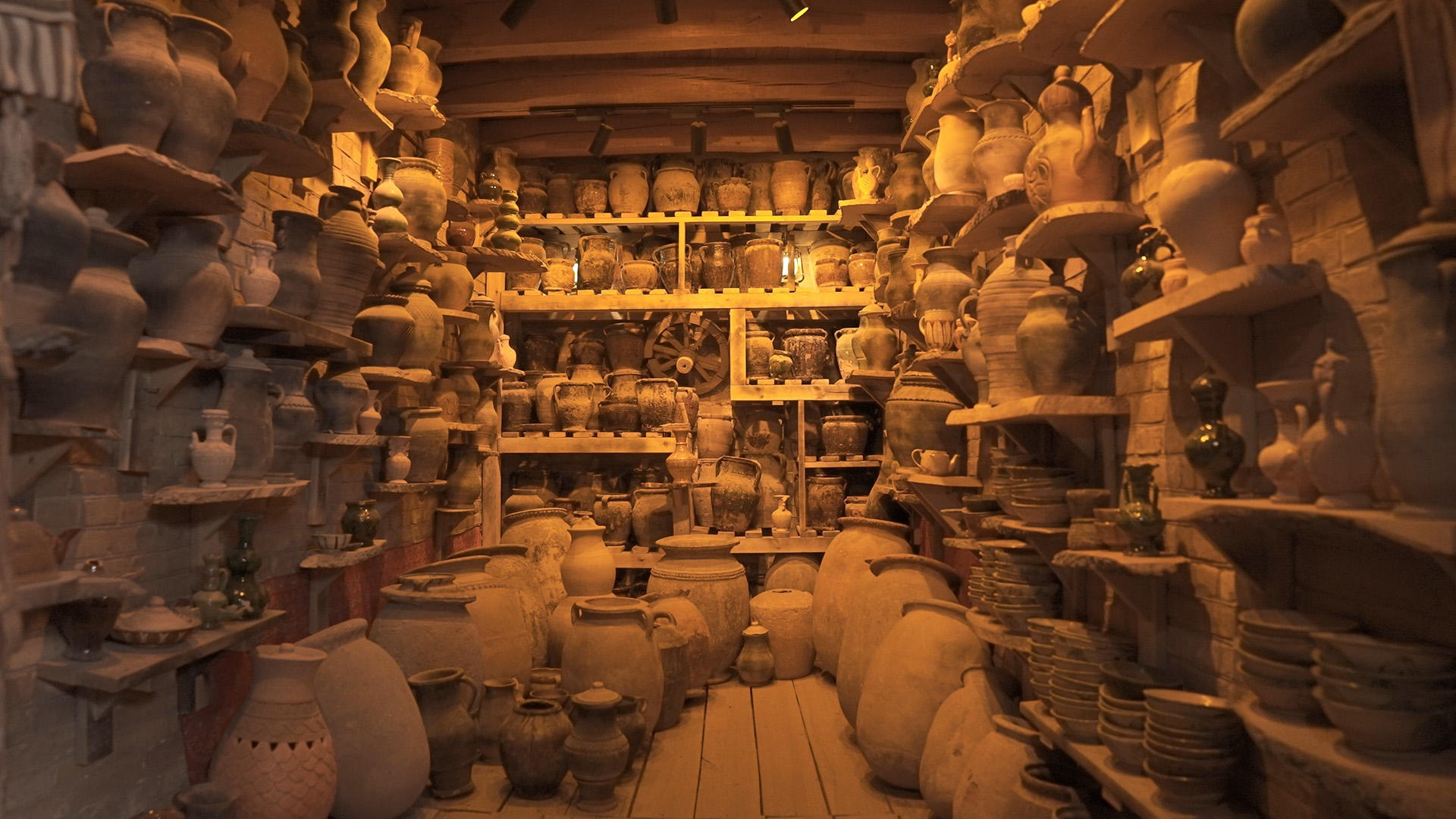 喀什古城巴依老爷家的4K陶瓷瓦罐室视频的预览图