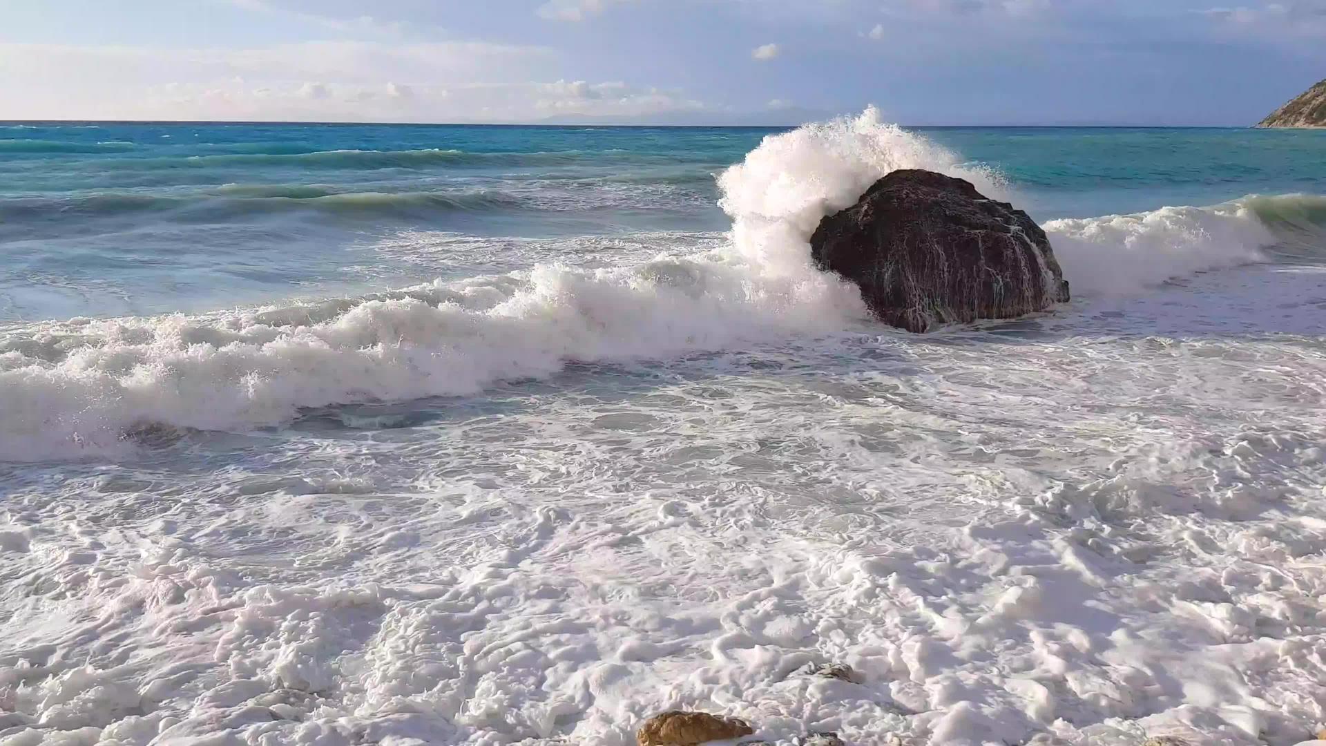 日落时落在岸边的岩石上lefkada岛greece视频的预览图