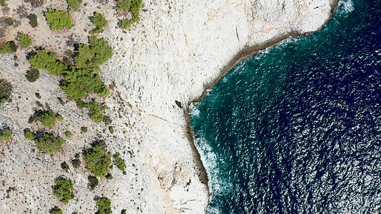 无人机飞越海岸线岩石悬崖视频的预览图