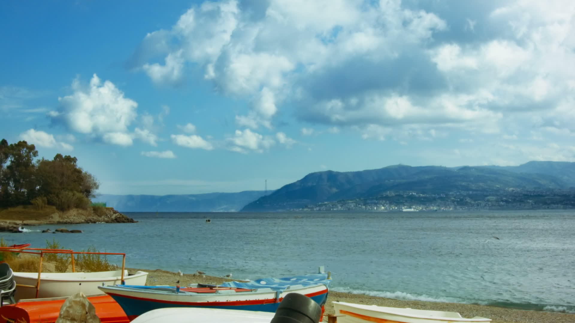 夏鸥和船只在夏天的海景海滩上视频的预览图