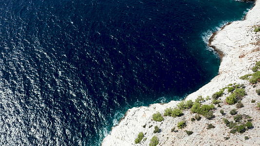 无人驾驶飞机镜头在岩石海岸线上空飞行视频的预览图