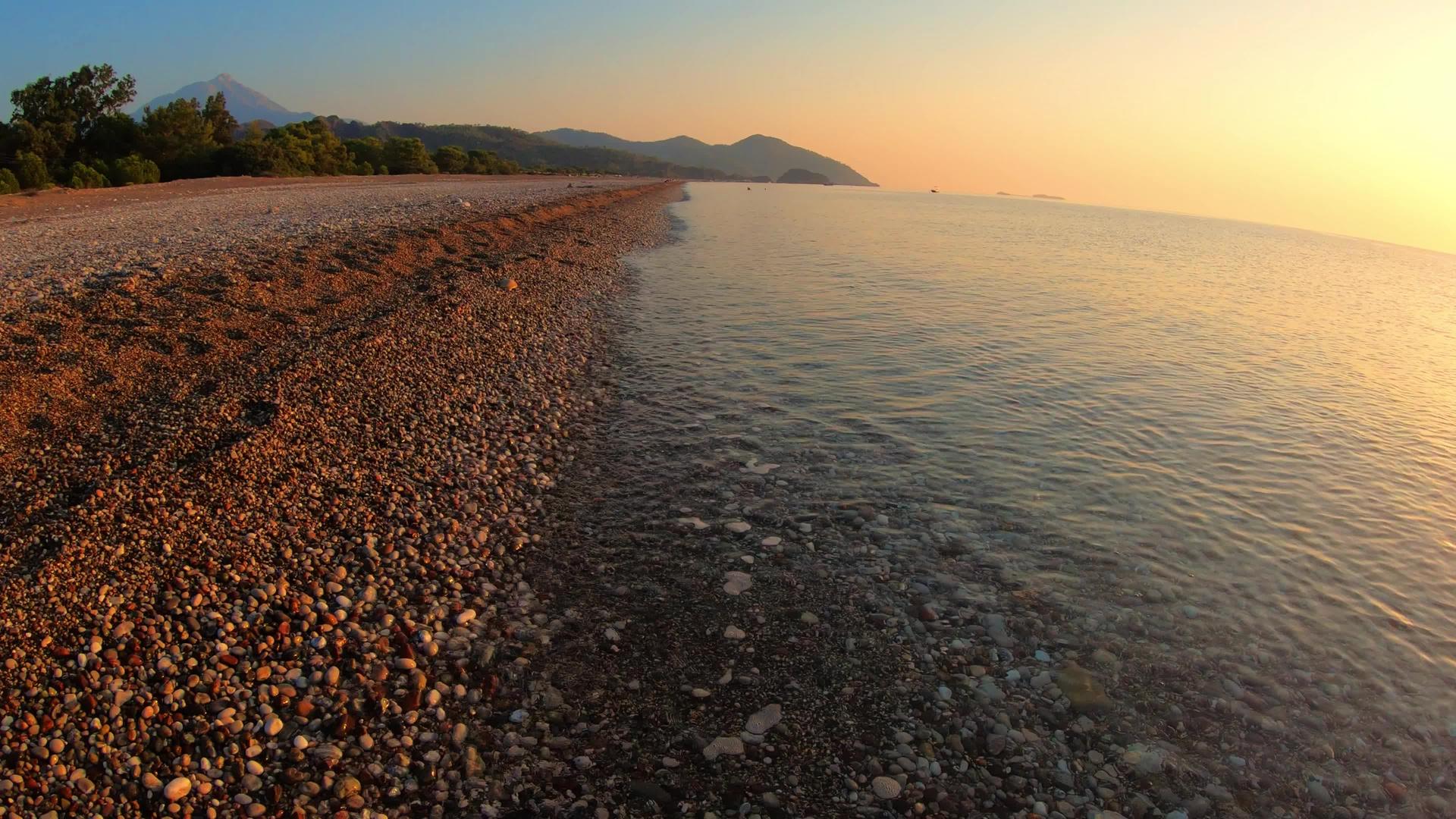 令人惊叹的阳光照耀着美丽的海滩自然背景美丽的早晨视频的预览图