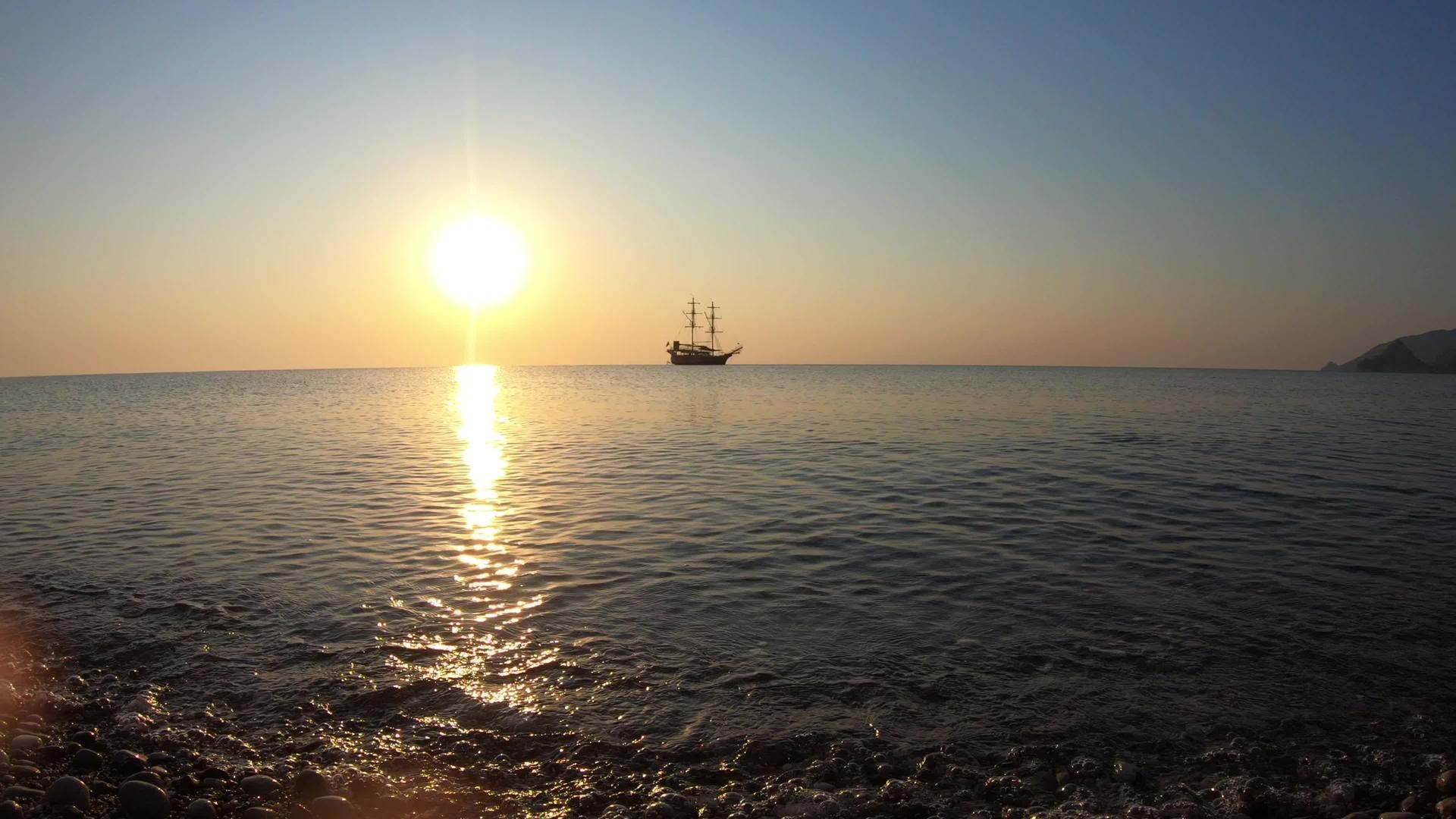 令人惊叹的阳光照耀着美丽的海滩自然背景美丽的早晨视频的预览图