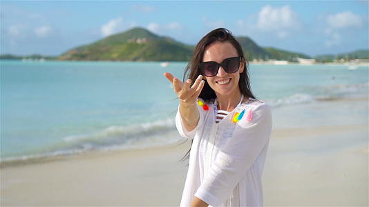 白色沙滩热带海滩上的年轻美女视频的预览图
