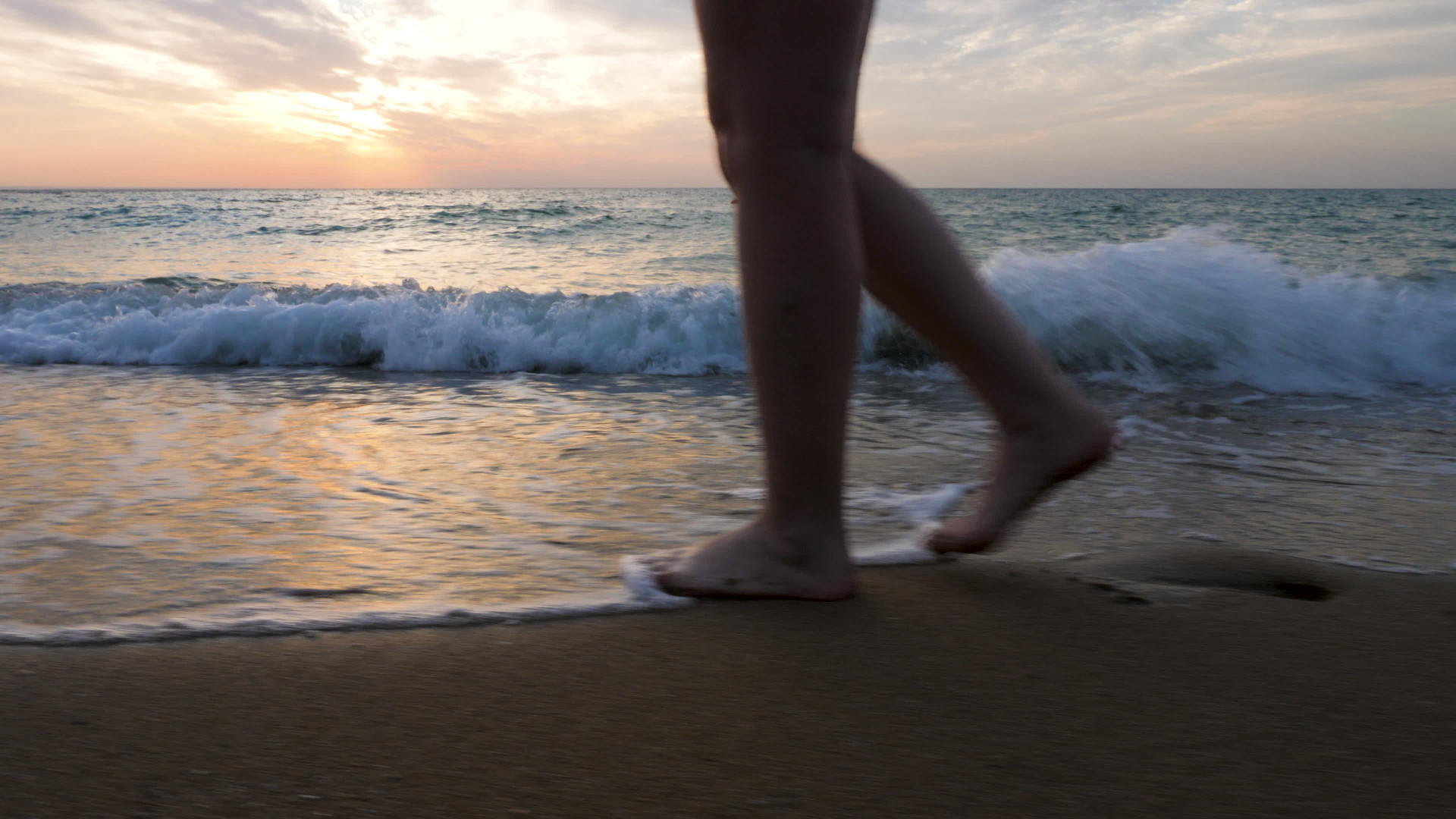 走在海滩上女人的脚很近视频的预览图