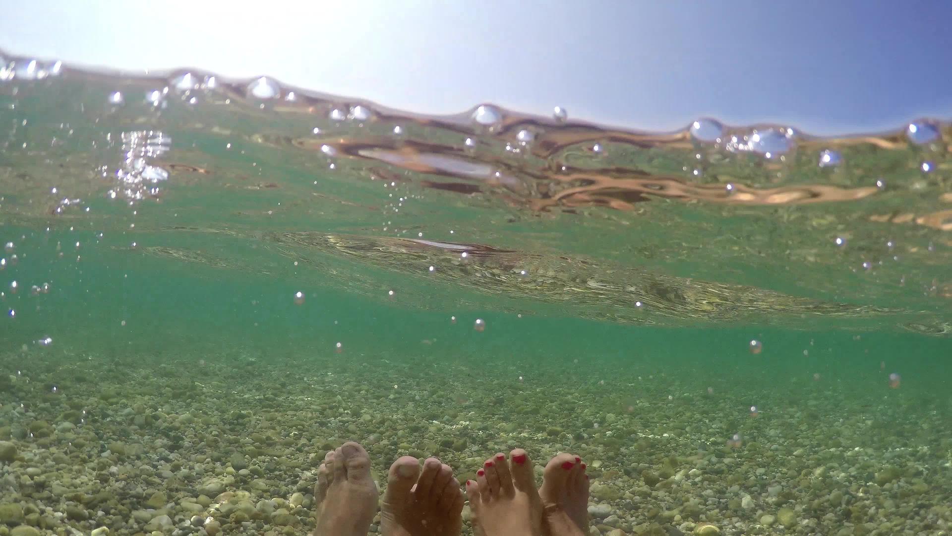 在浅水中放松两英尺的宽度视频的预览图