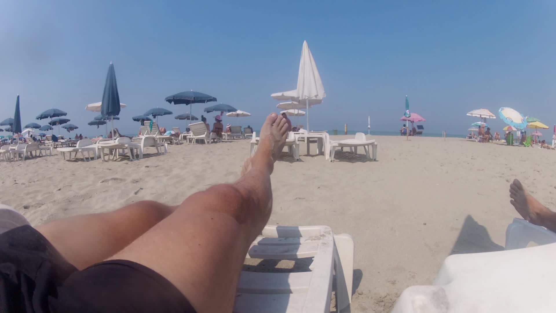 男人在休息者的腿上晒日光浴视频的预览图