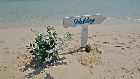 婚礼标志在热带海滩天堂视频的预览图