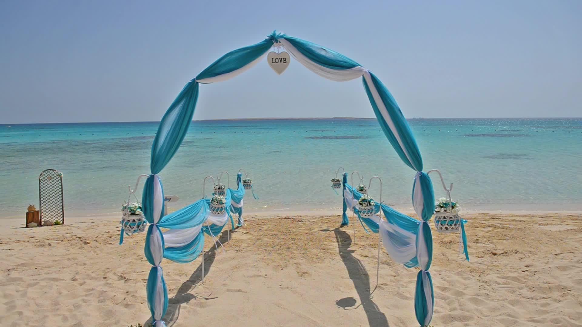 婚礼过道位于热带海滩天堂视频的预览图