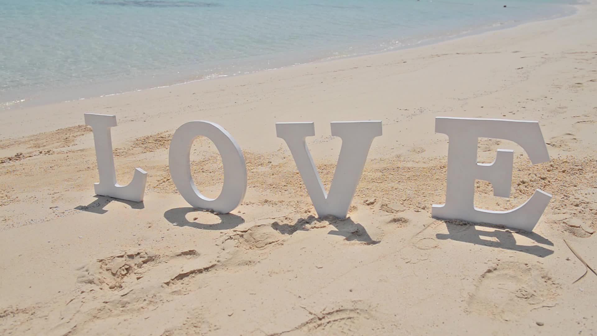 热带海滩天堂的浪漫标志视频的预览图