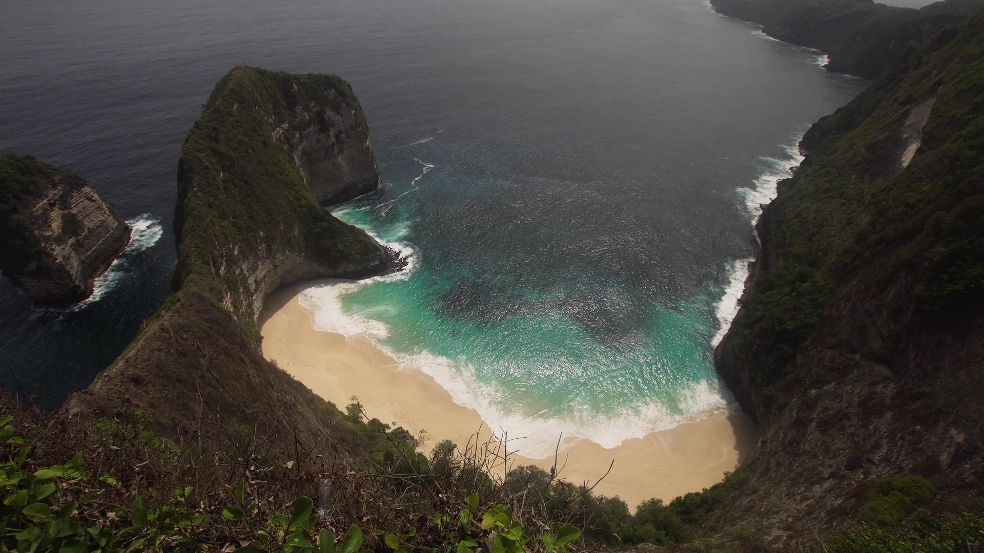 海滩上有岩石悬崖Karangdawa视频的预览图