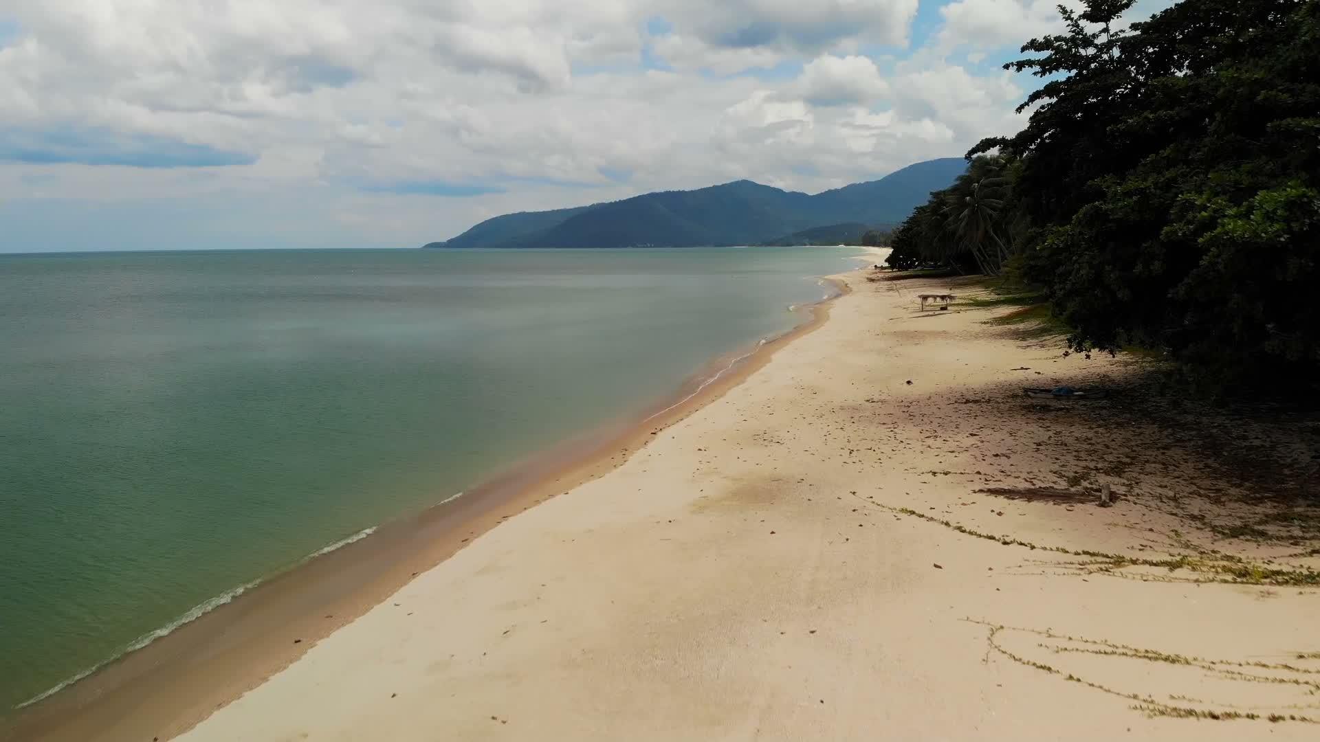 美丽的海景热带白色海滩绿色海水顶级无人机查看视频的预览图