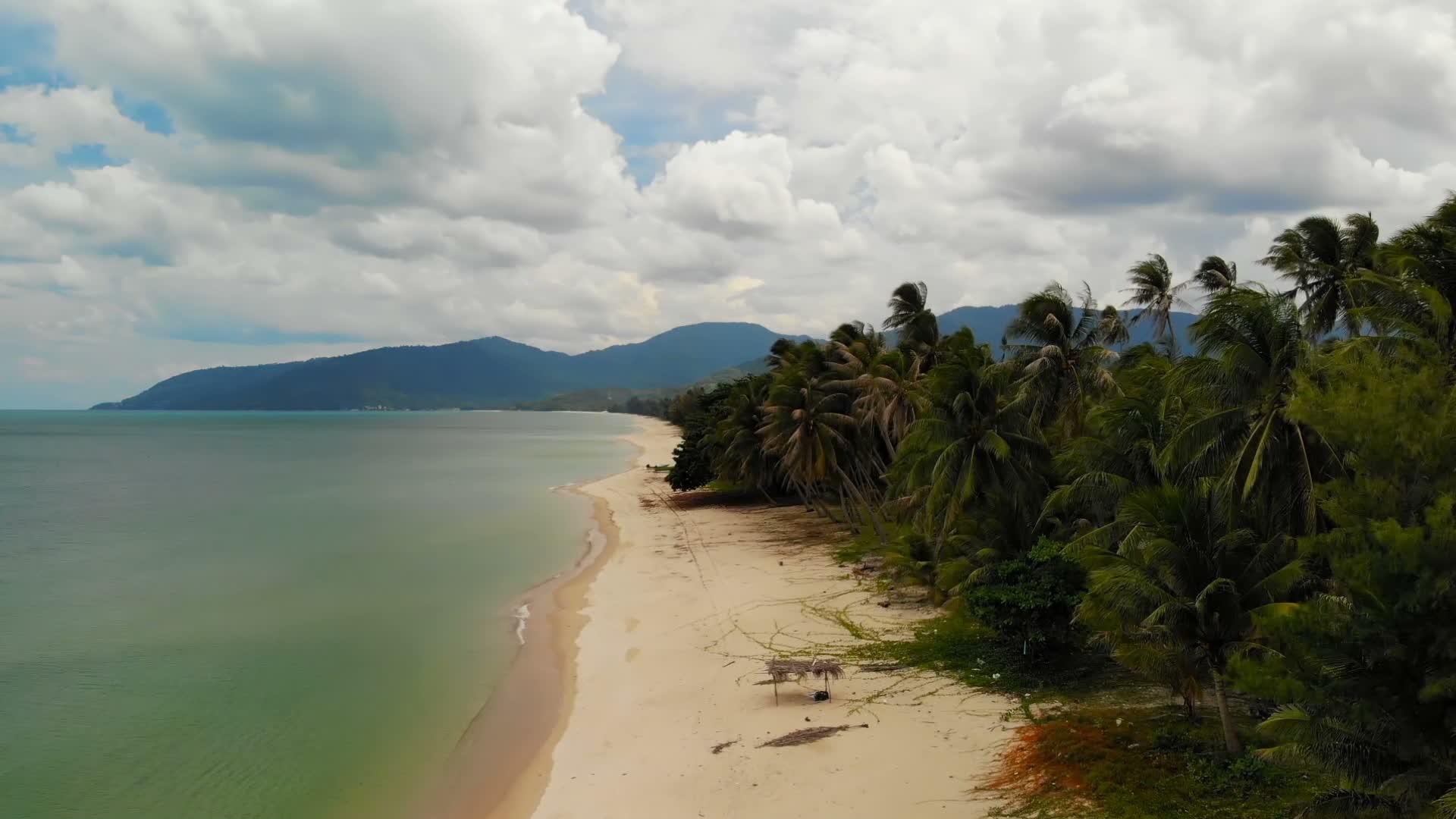 美丽的海景热带白色海滩绿色海水顶级无人机查看视频的预览图