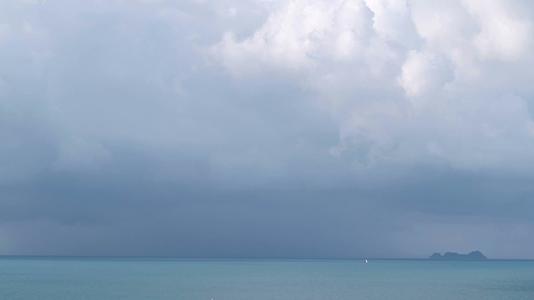 热带海洋的蓝色表面岩石在地平线天堂的暴风雨天气视频的预览图