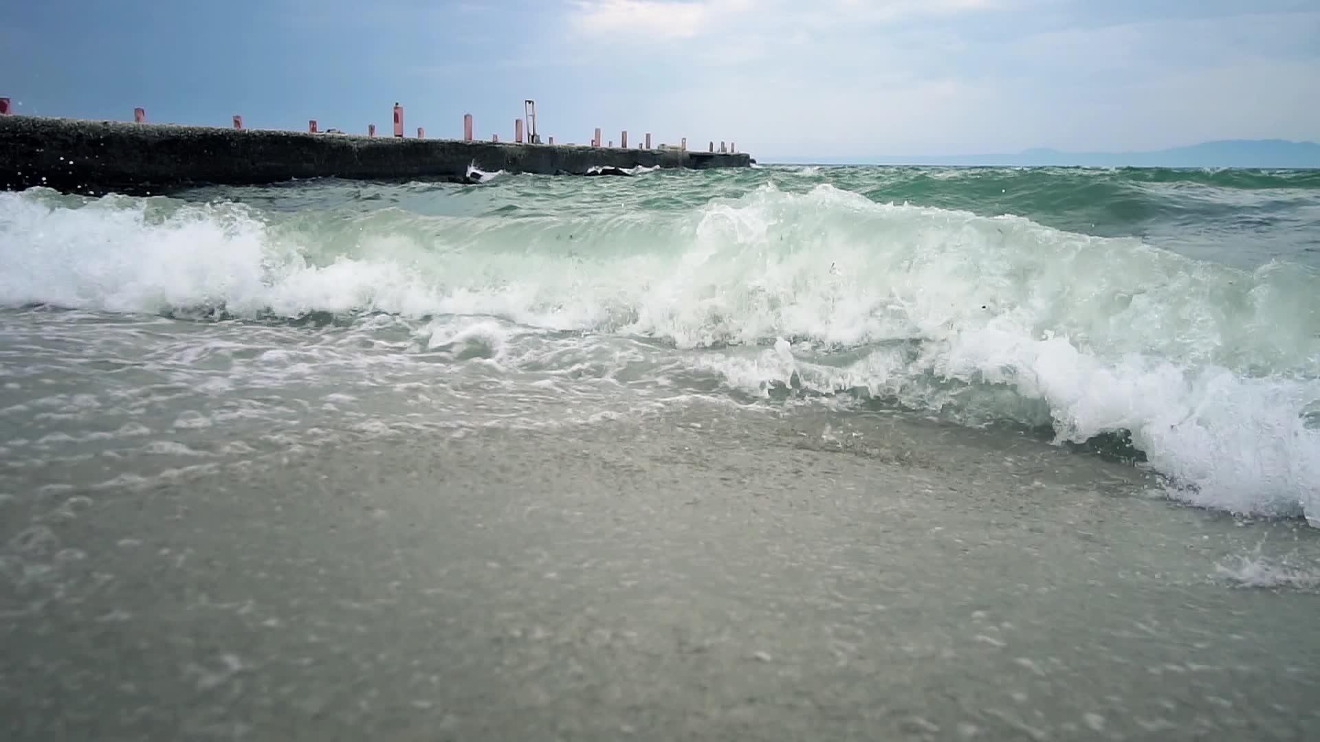 神奇的海景风暴波浪码头在早晨的海岸美丽的风景自由和谐视频的预览图