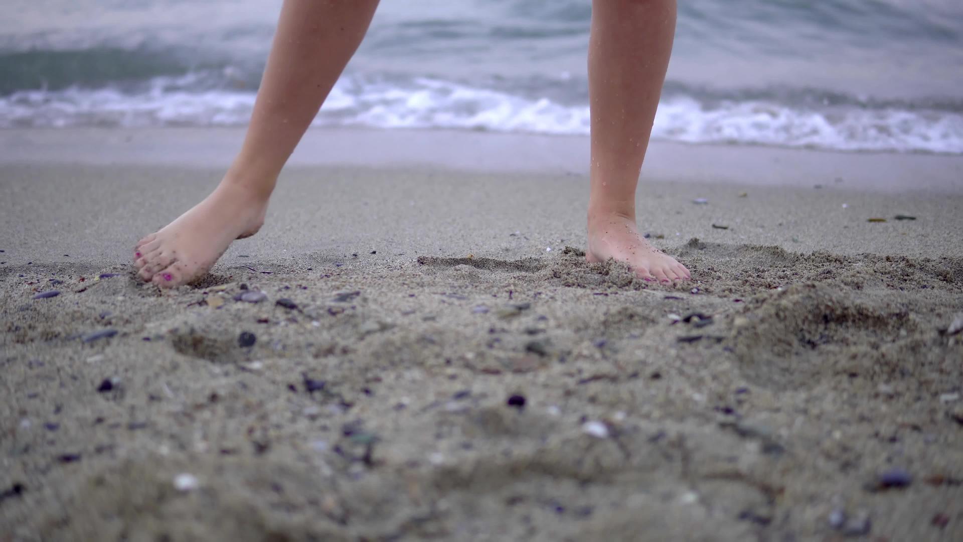 在沙滩上跳舞的女人的脚视频的预览图