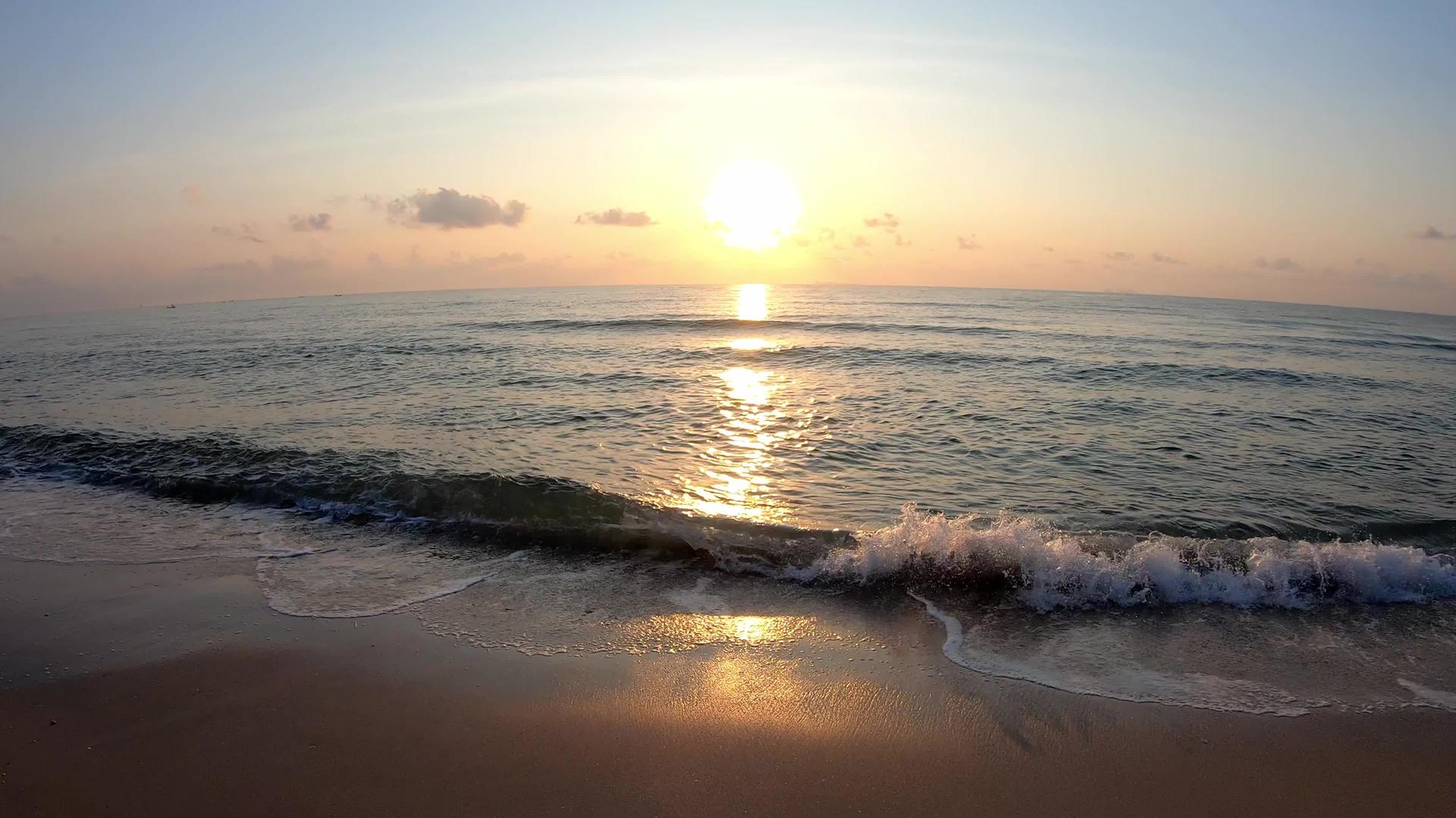 泰国春蓬的海浪ThungWuaLaen海滩的天空视频的预览图
