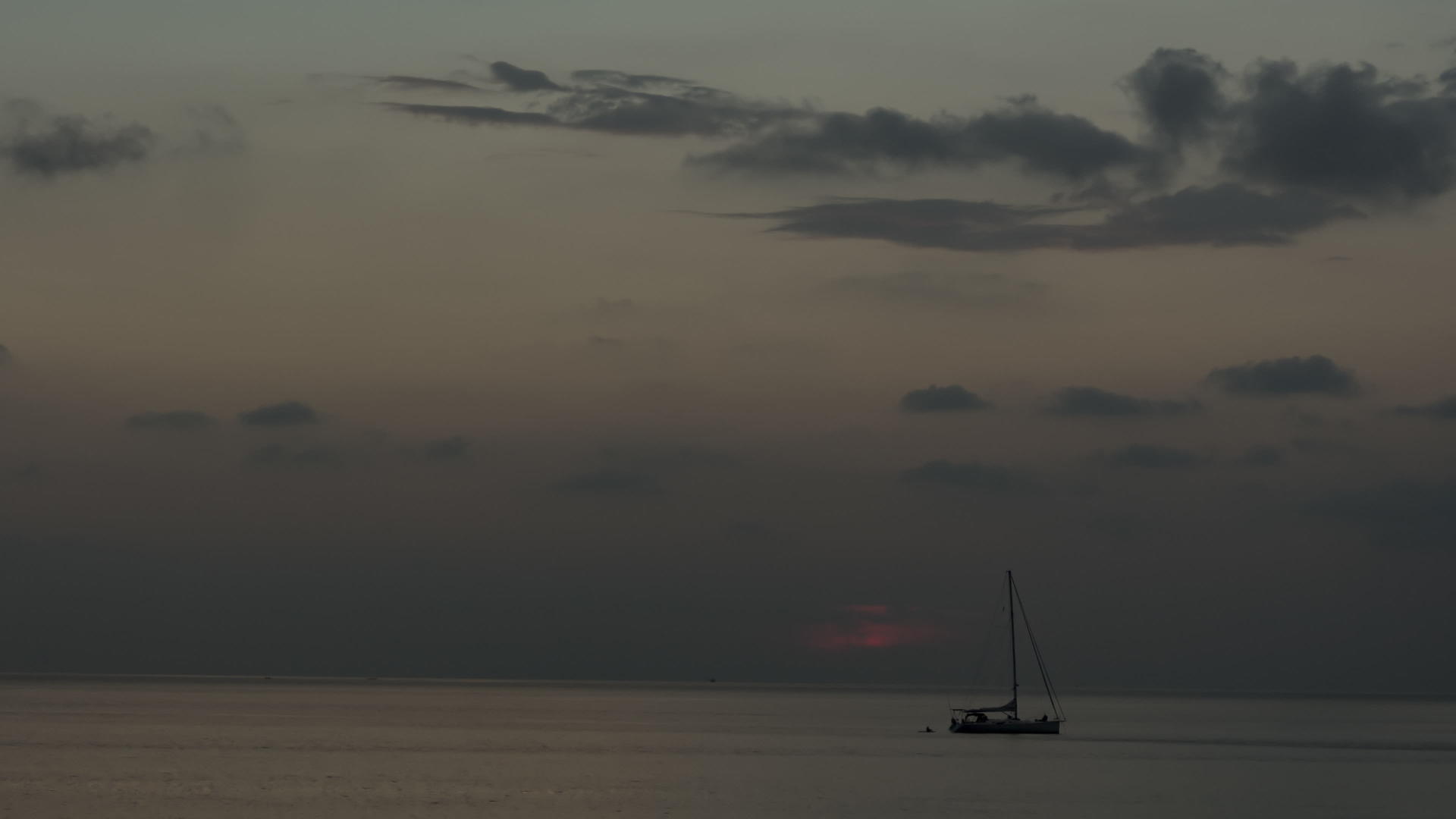日落时的船底视频的预览图