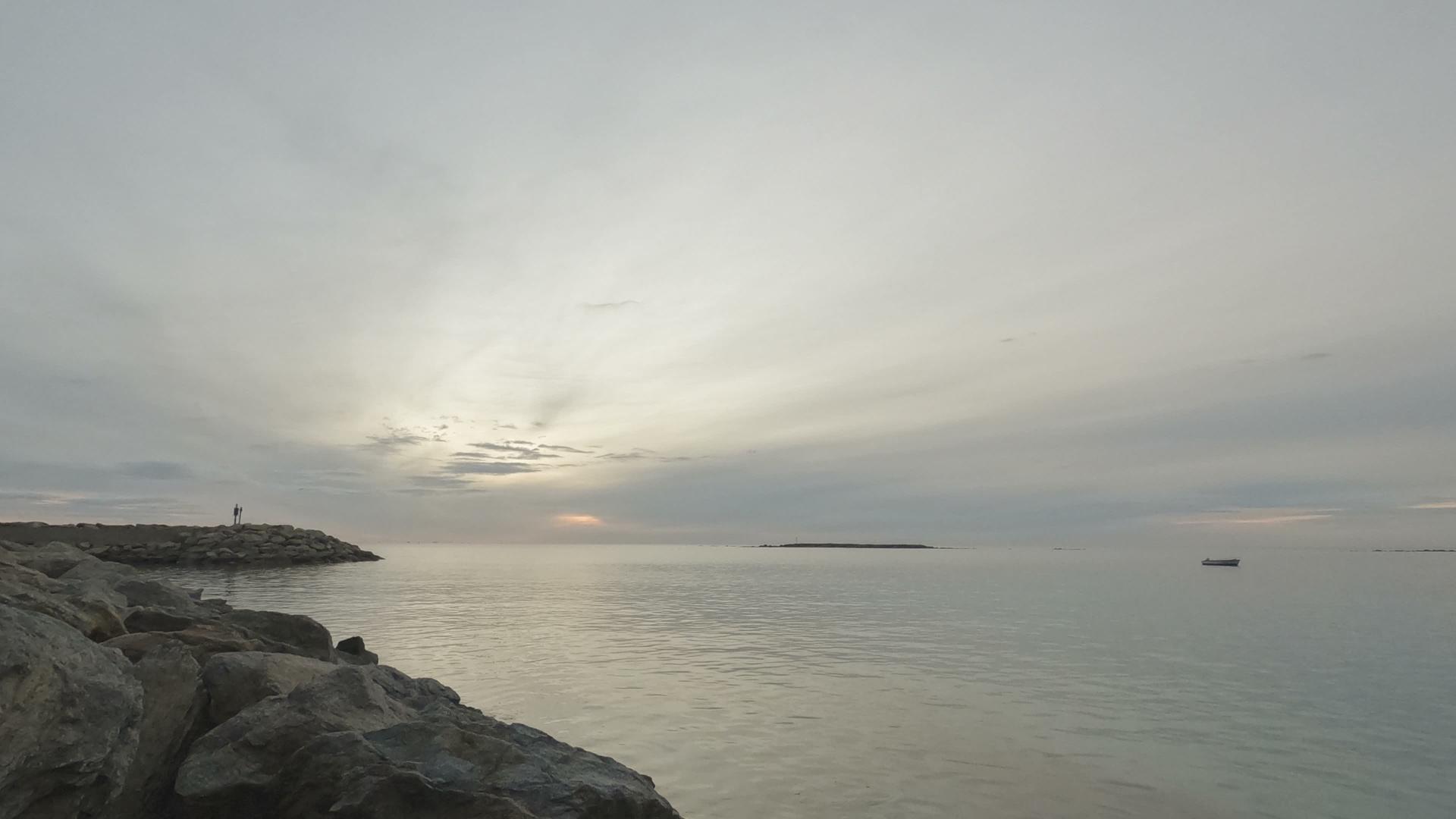 黎明时分在小海滩的海漂浮在小海滩的海面上视频的预览图