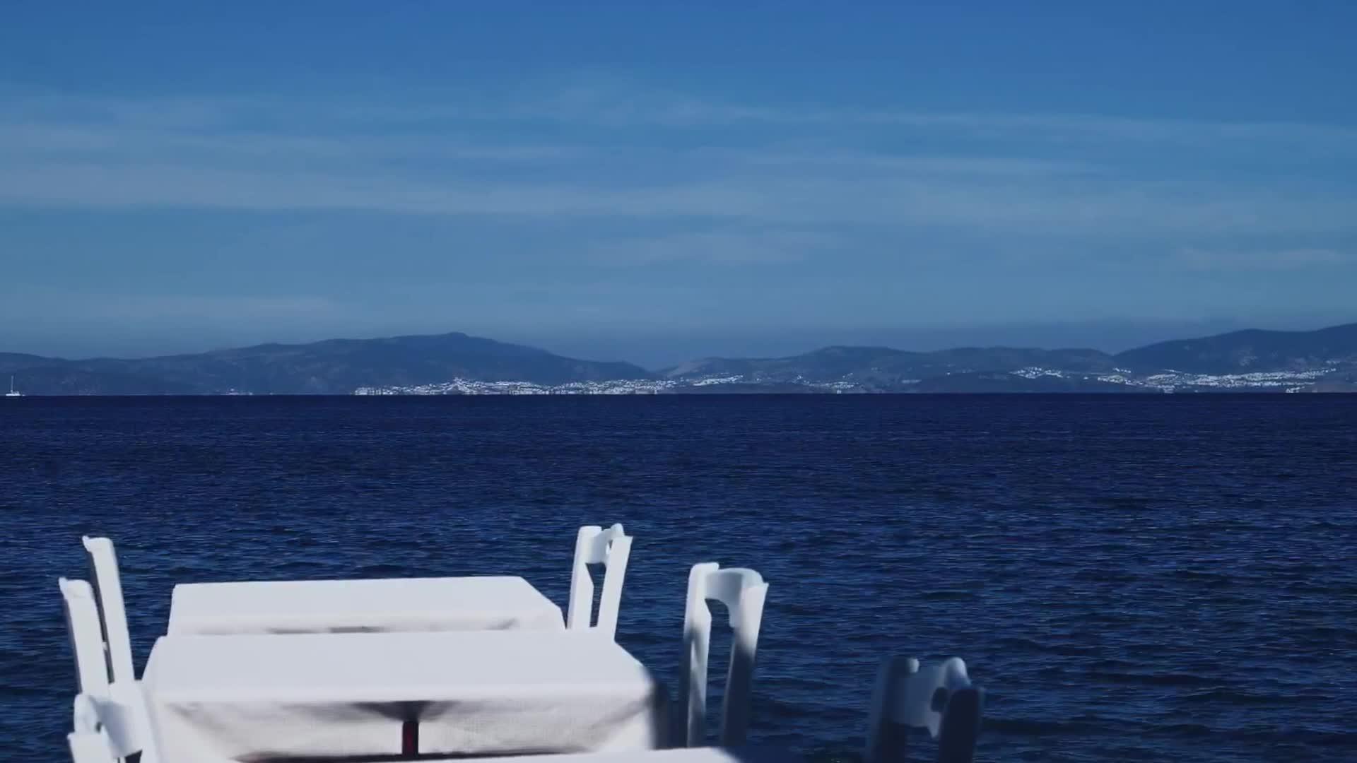 海边的空餐桌视频的预览图
