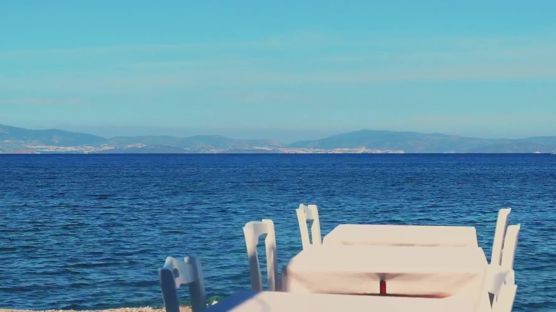 海边的空餐桌视频的预览图
