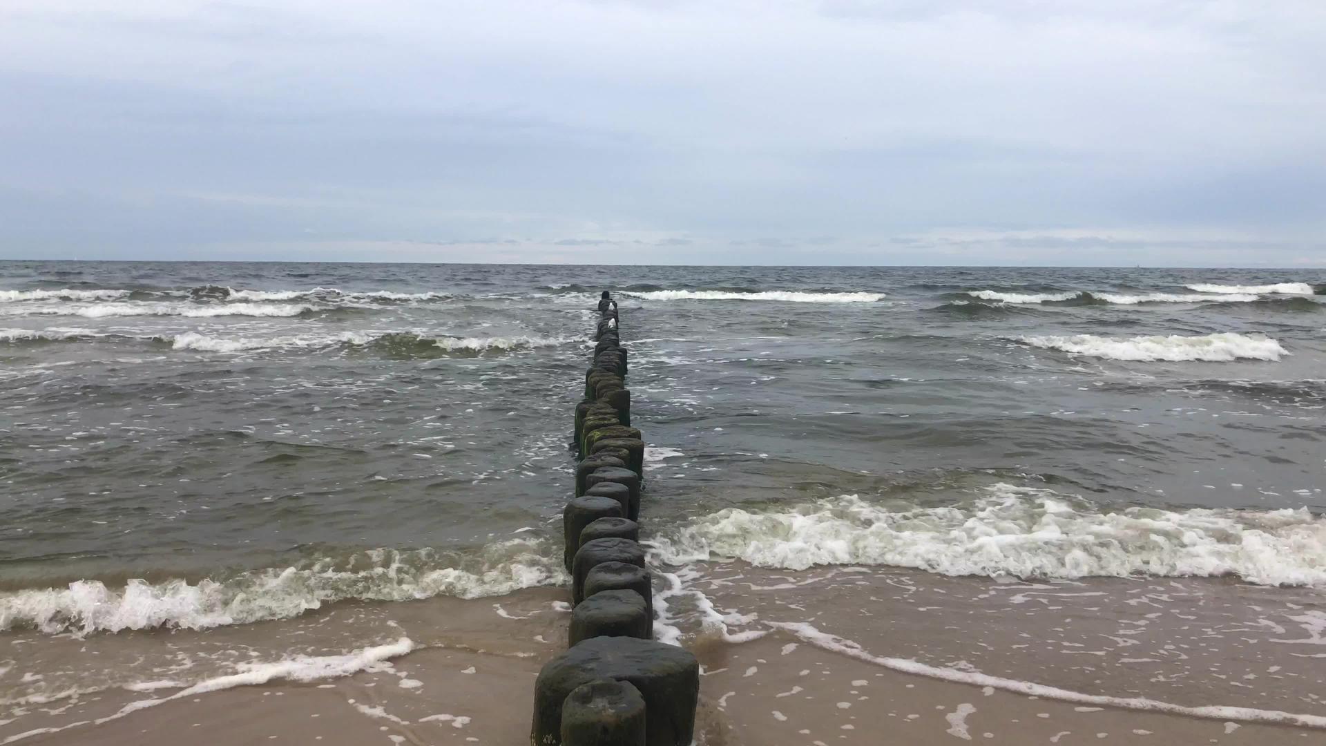 德国在开放的海滩上切断了禁水视频的预览图