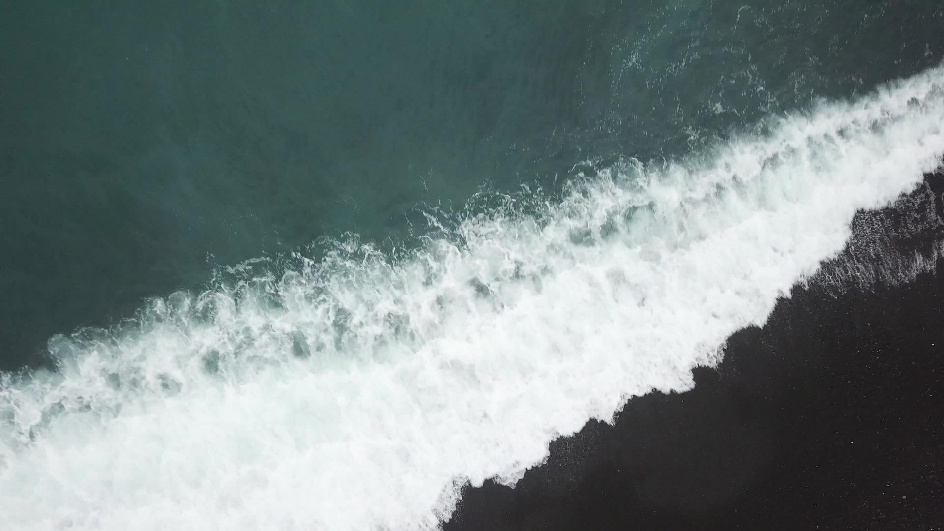 海浪在海滩上撞击沙子视频的预览图