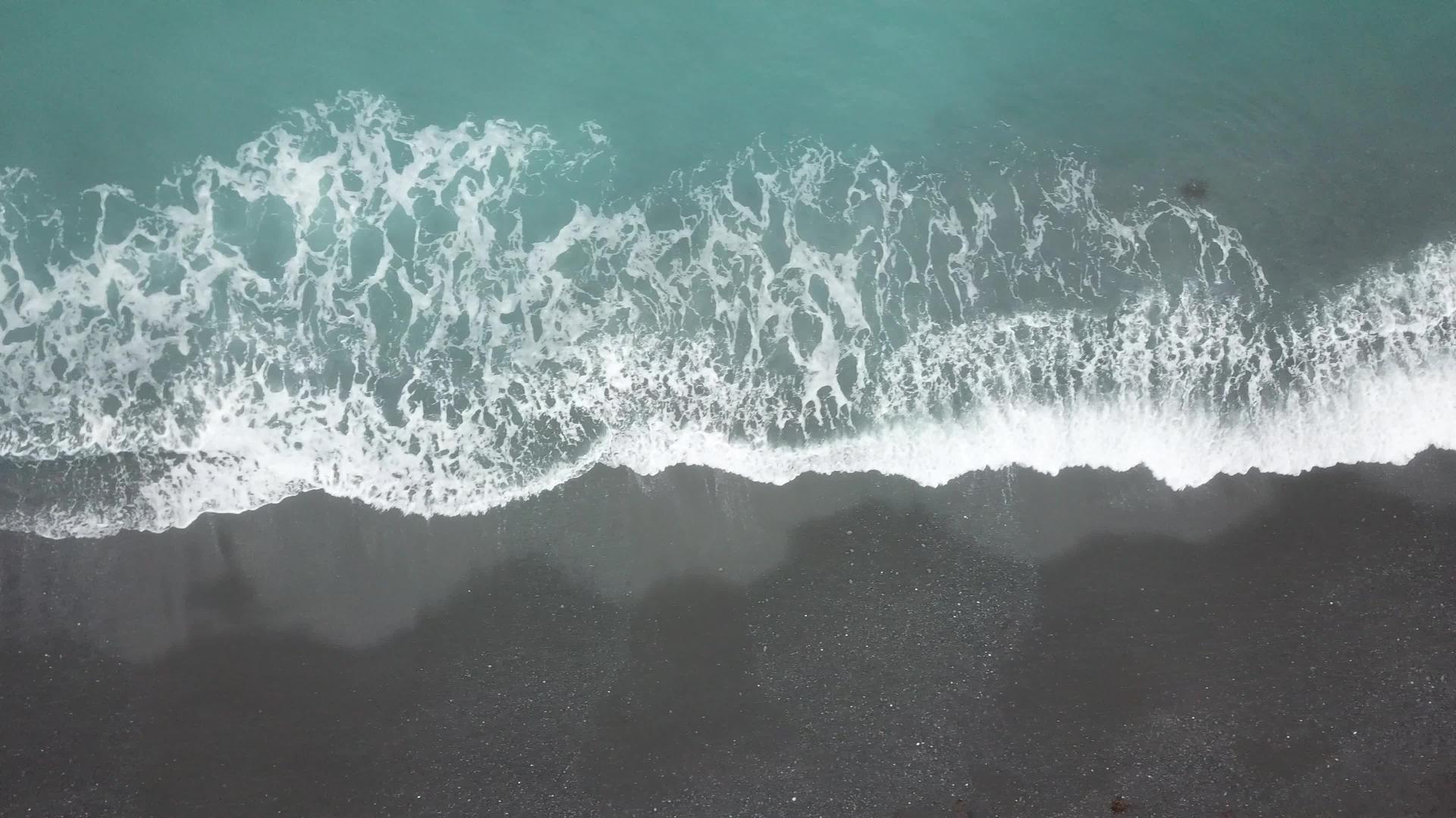 空中观光波击中Kaikoura海滩视频的预览图