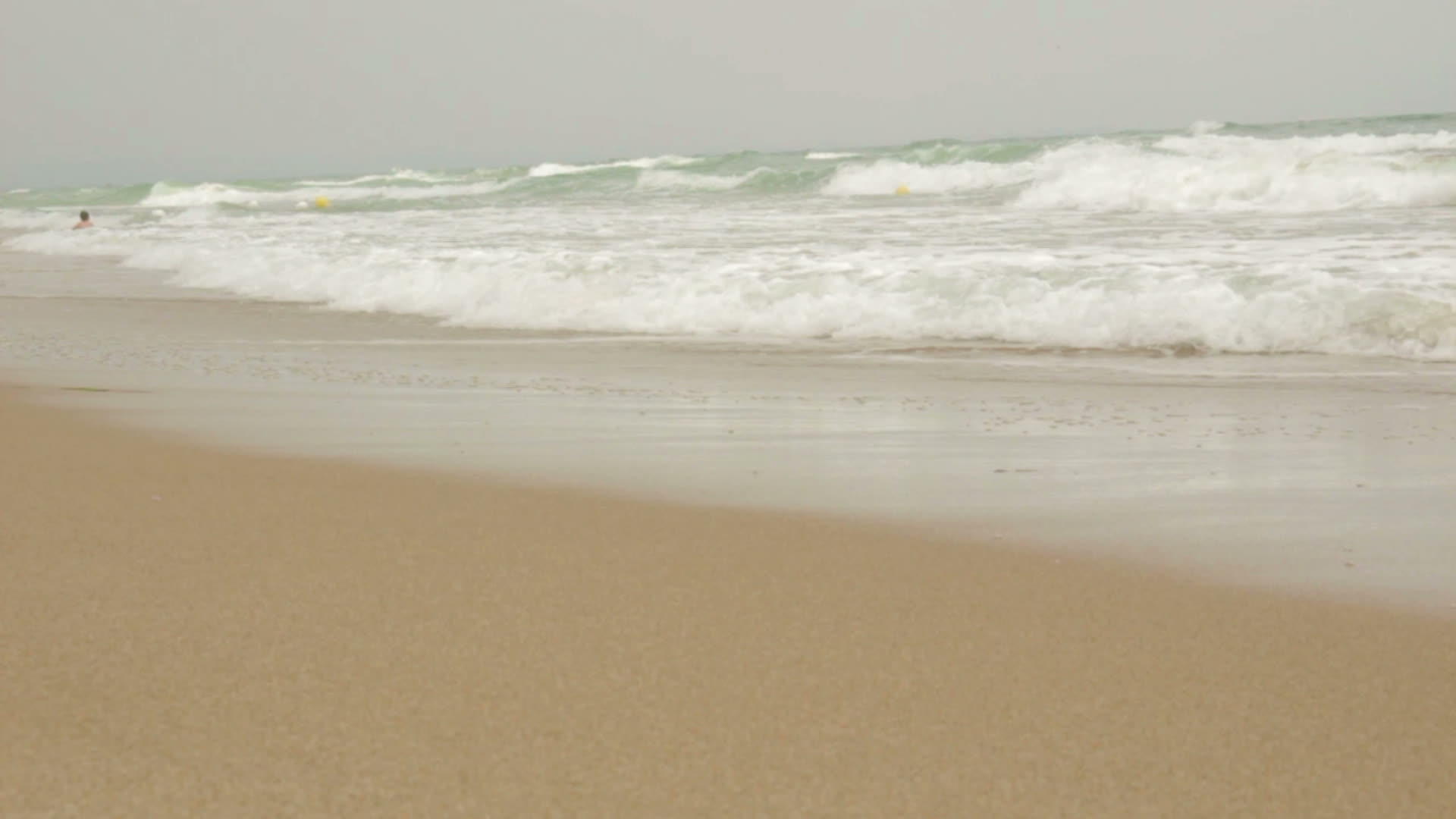 在一个多云的日子里海滩上的长镜头视频的预览图