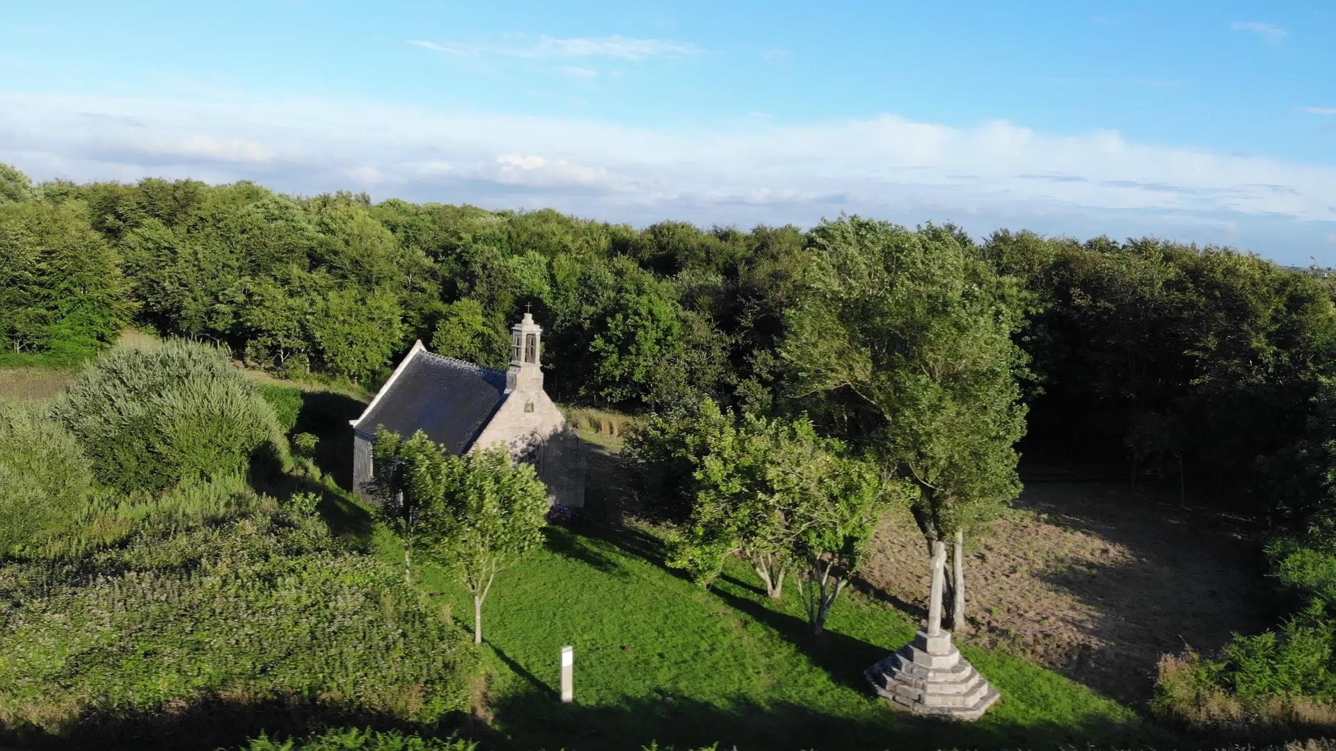 特罗梅内克教堂也被称为圣洛朗美丽的无人机景观PENFEUNTEN视频的预览图
