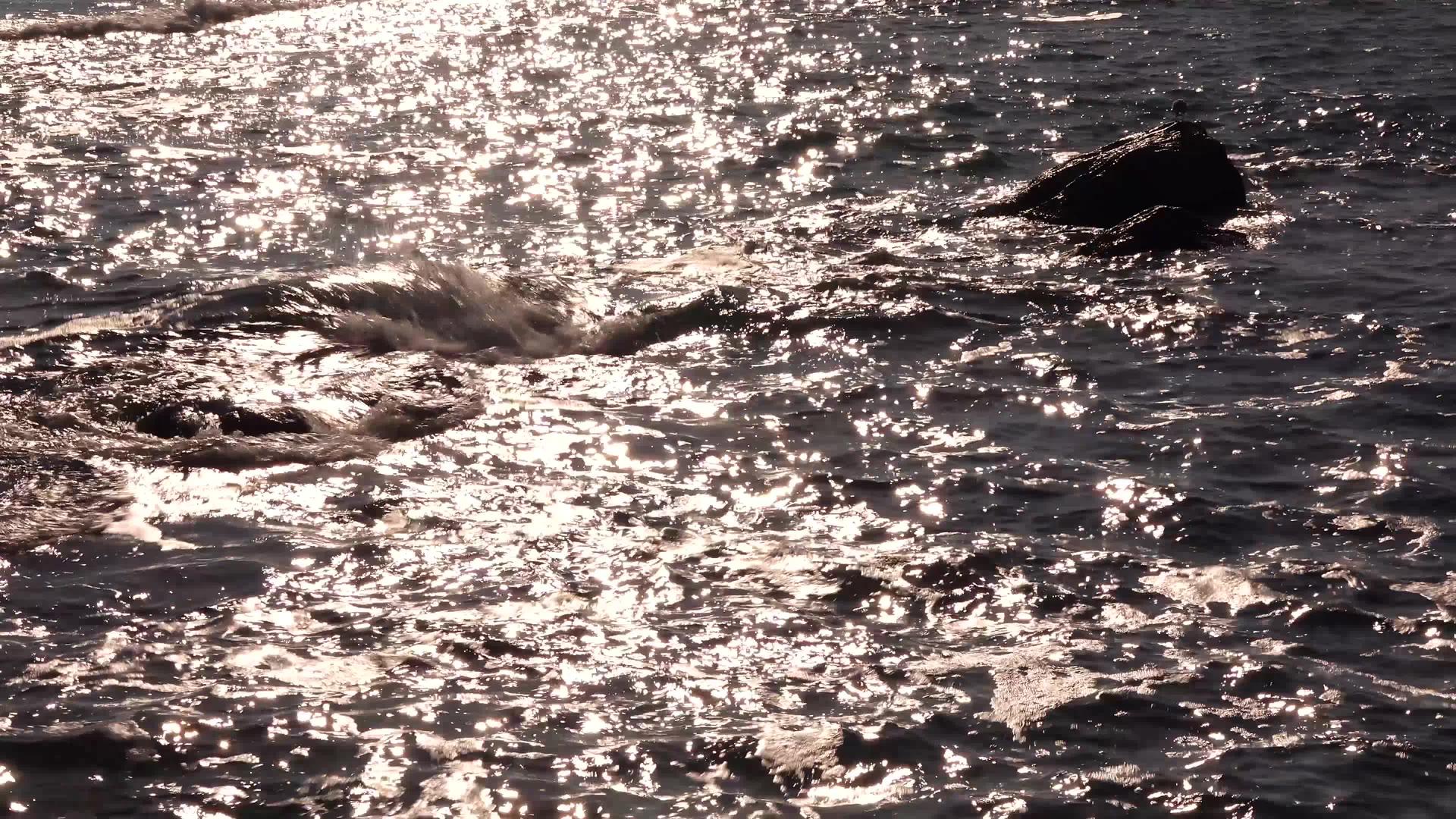 海浪撞击石头海水玻璃黑海视频的预览图