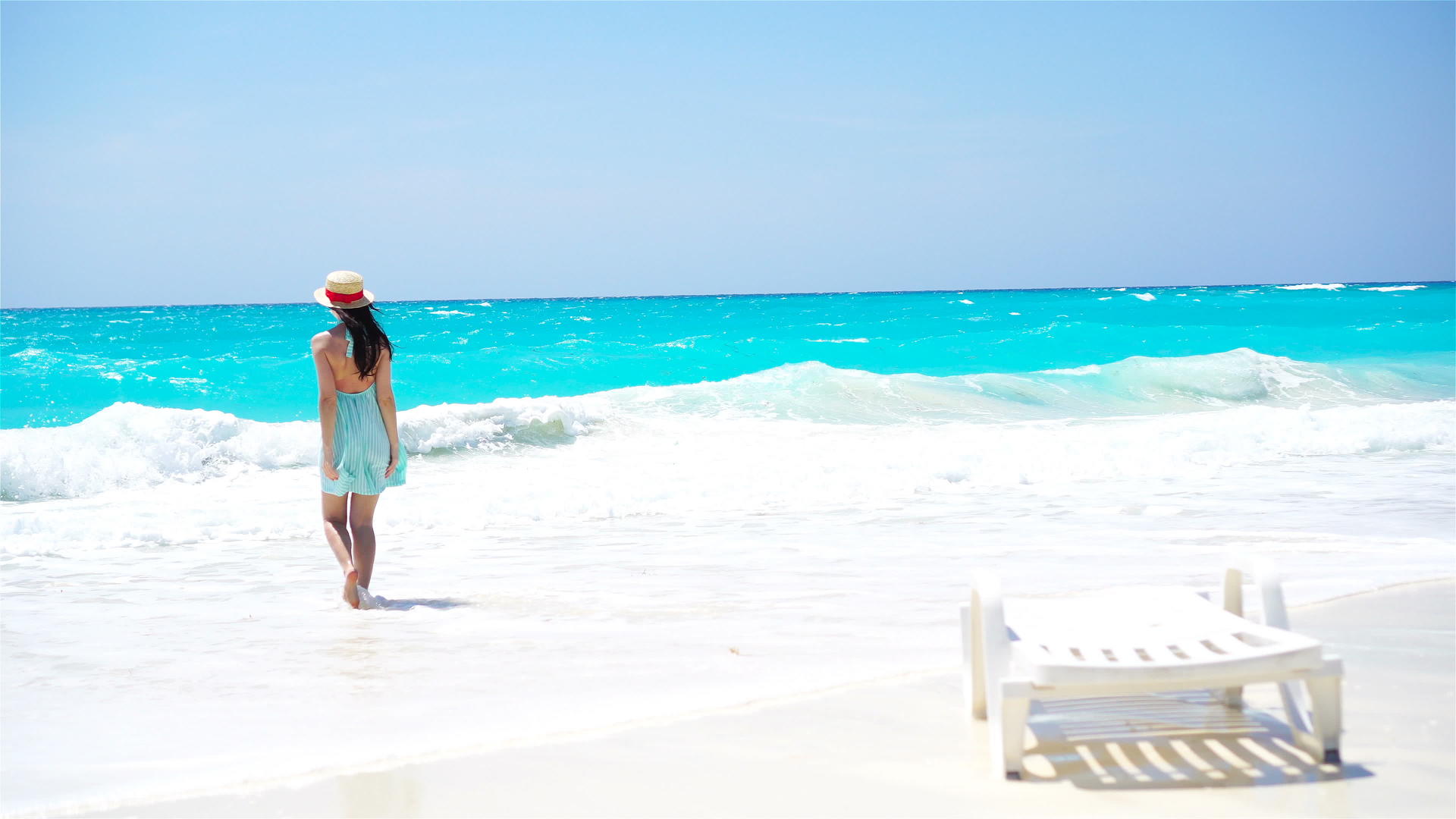 在白色海滩的暑假里美丽的女人穿着夏装视频的预览图