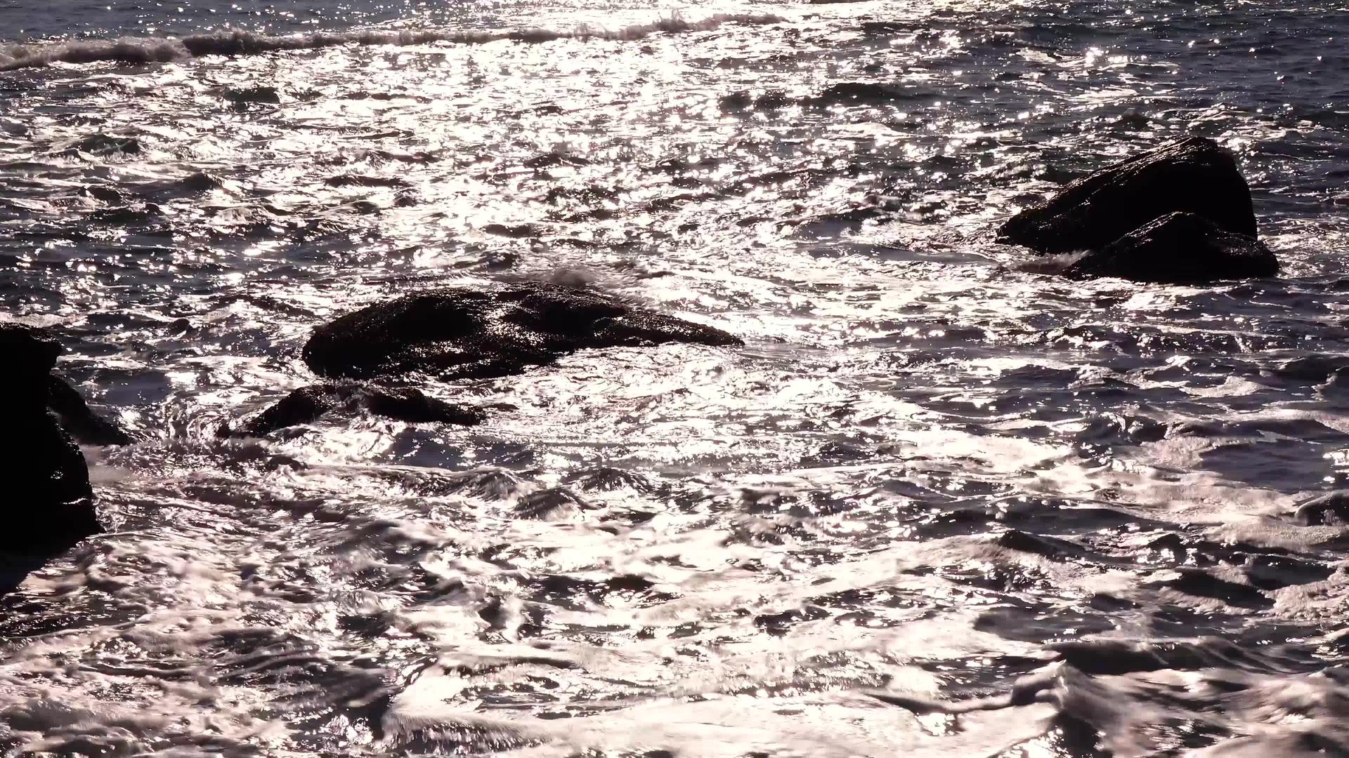 海浪撞击石头海水玻璃黑海视频的预览图