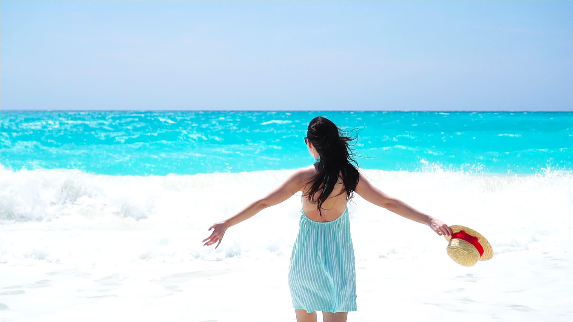 美丽的女孩在暑假在白色沙滩上欢笑快乐的女孩穿着夏装视频的预览图