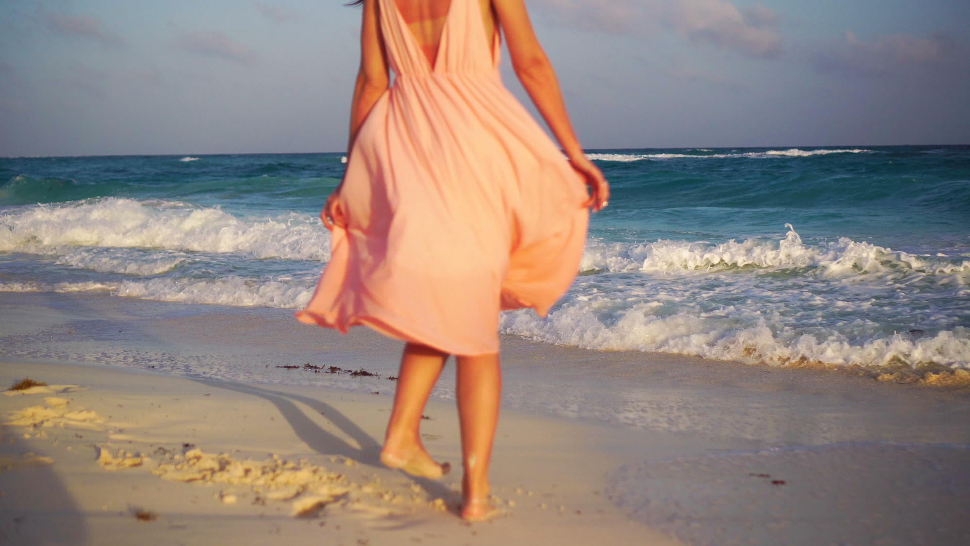 在白色沙滩上年轻的美女们在日落时分在海滩上闭合女性的双腿视频的预览图